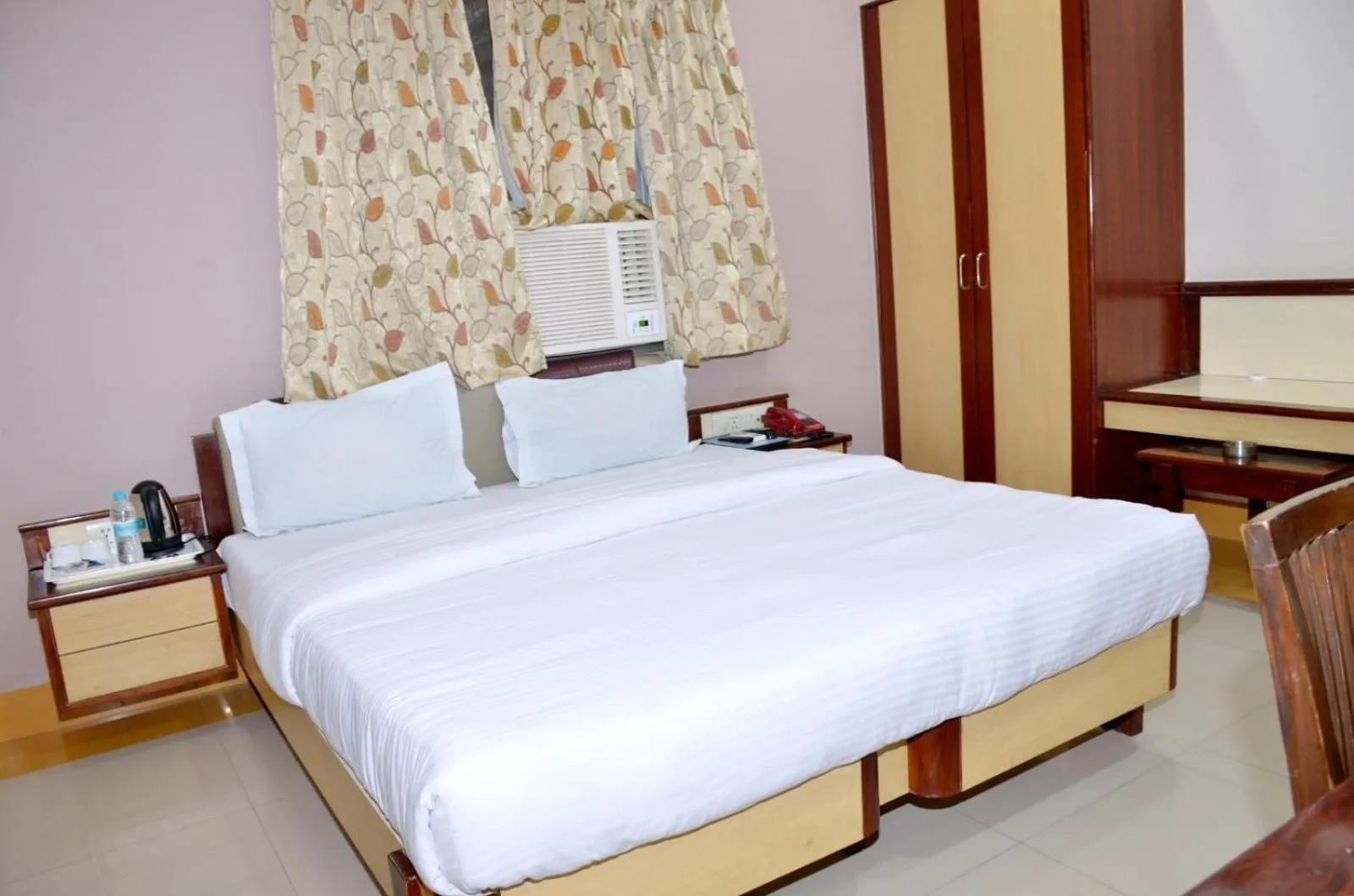 Bedroom, Bed in Hotel Heeralal