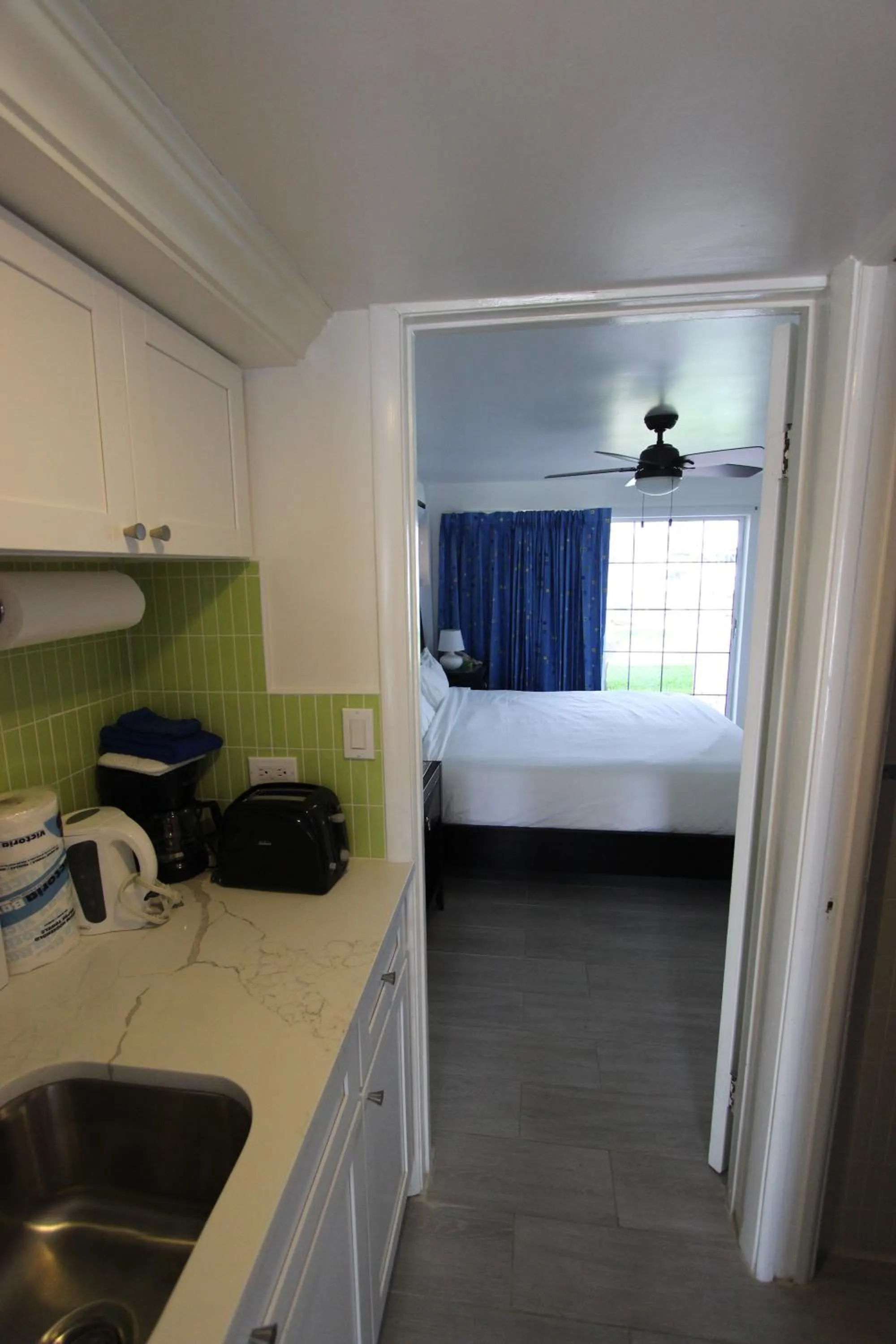 Kitchen or kitchenette, Bed in Ocean Reef Yacht Club & Resort