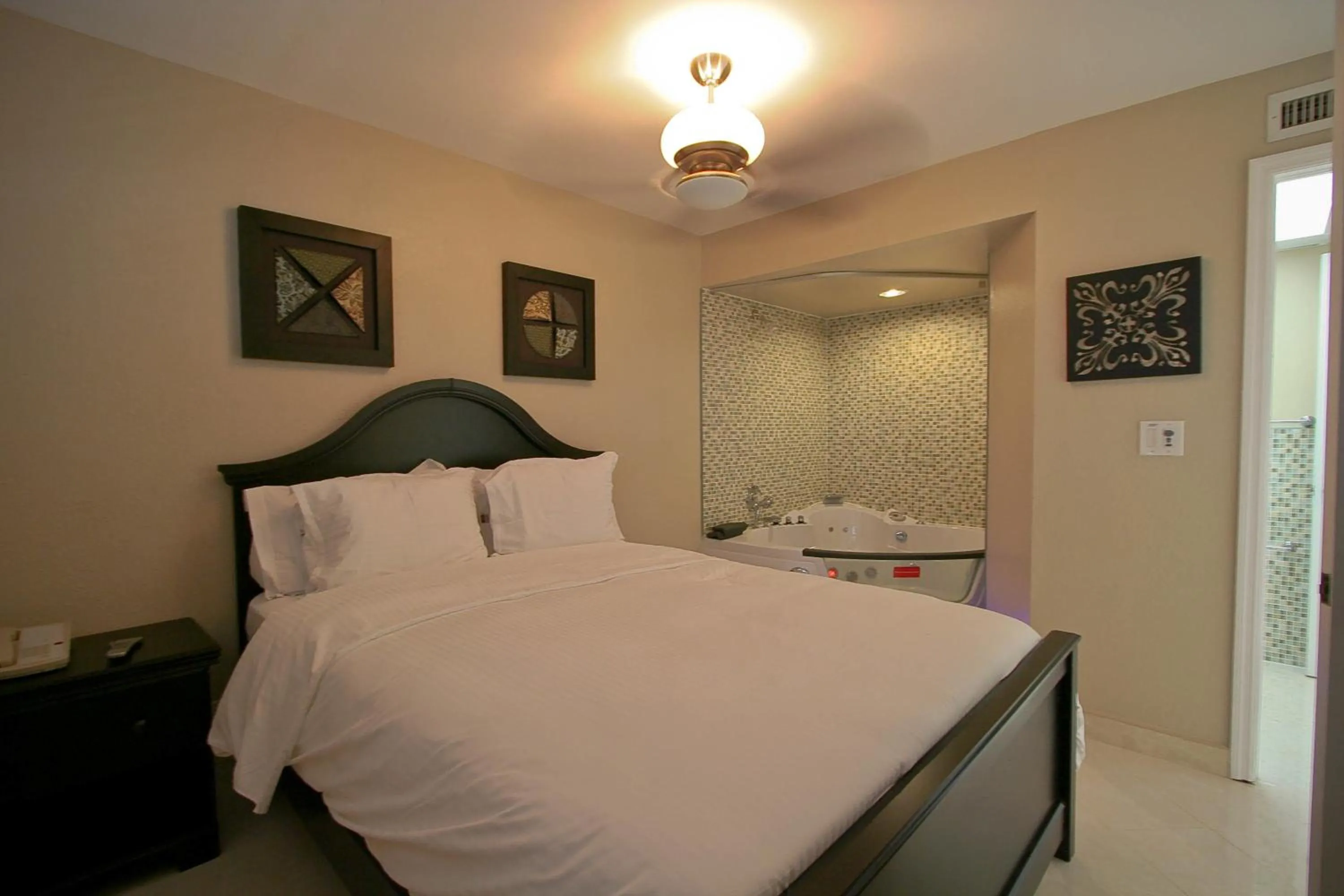 Bed in Ocean Reef Yacht Club & Resort