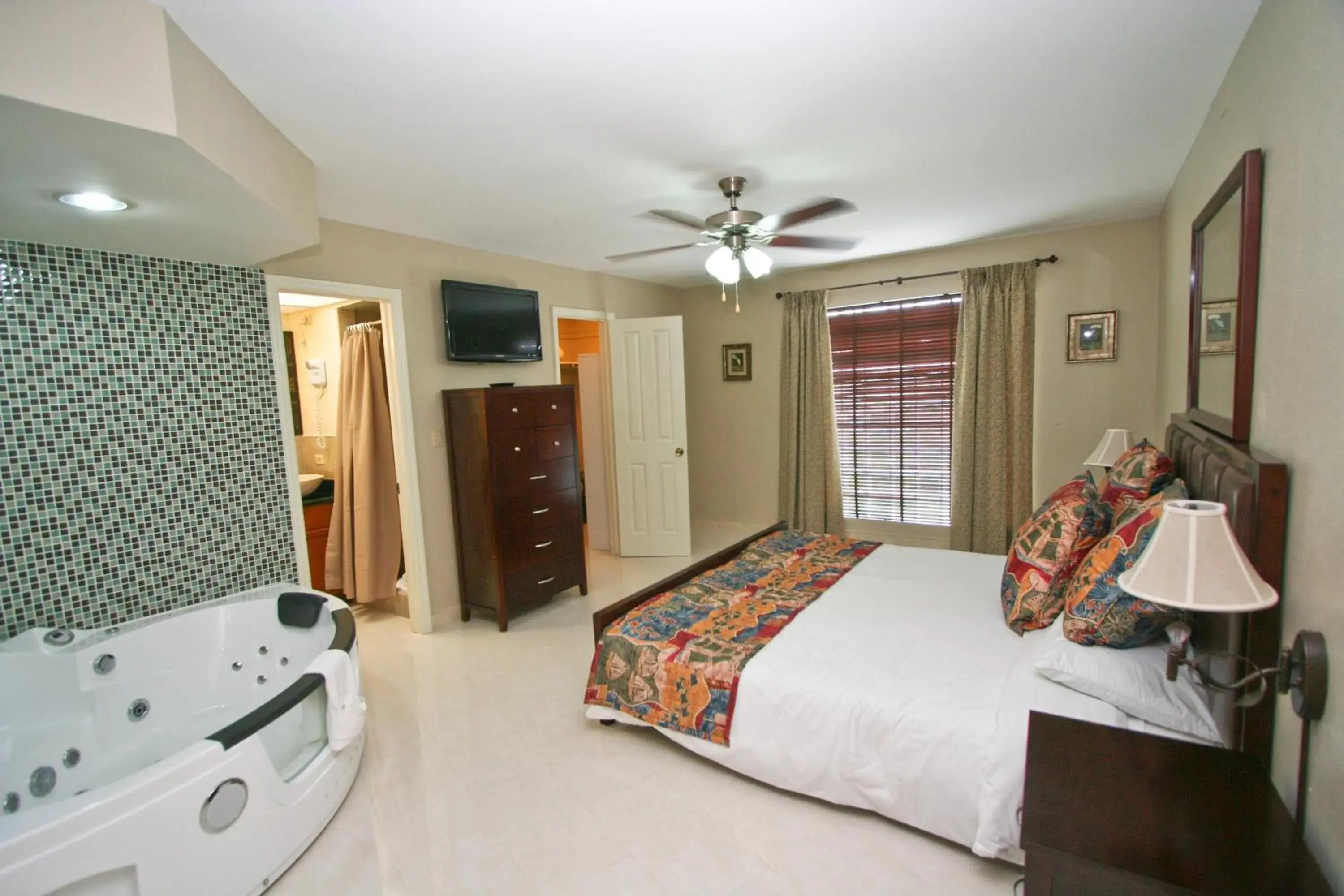 Two-Bedroom Suite with Hot Tub in Ocean Reef Yacht Club & Resort Two-Bedroom Suite with Hot Tub in Ocean Reef Yacht Club & Resort