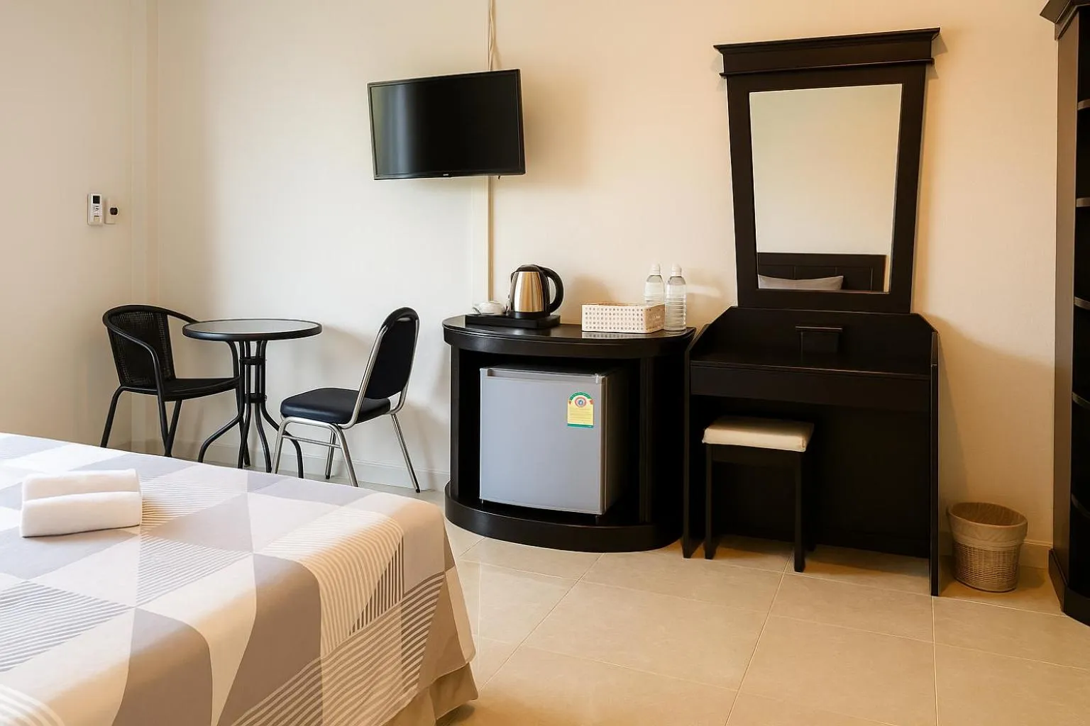 Photo of the whole room, Bed in Srisuksan Klong Muang Beach