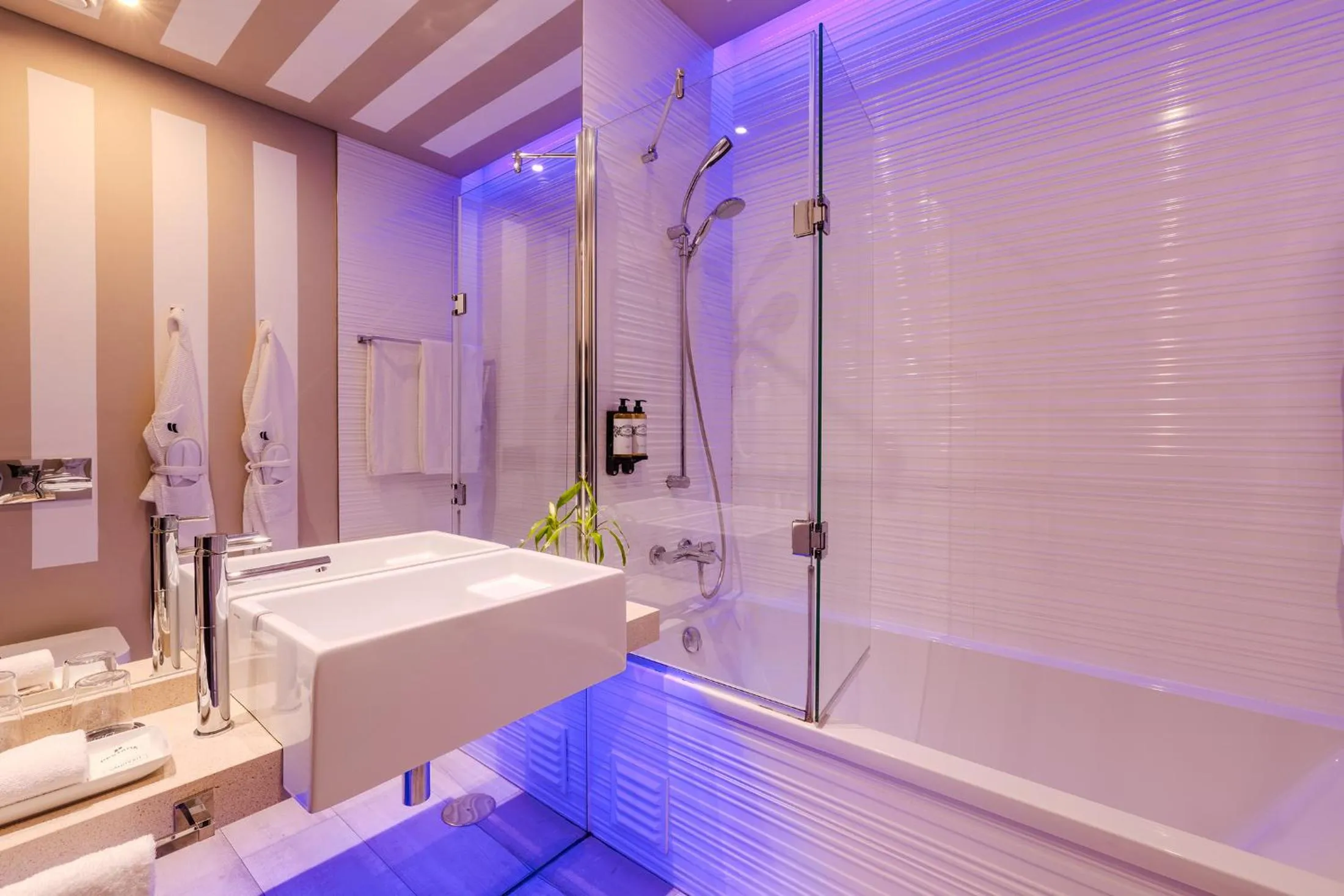 Bathroom in Pestana Alvor South Beach Premium Suite Hotel