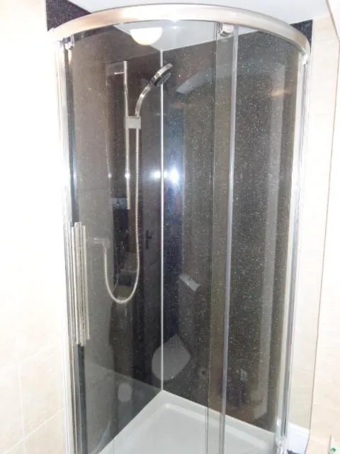 Shower in Lodge House B&B