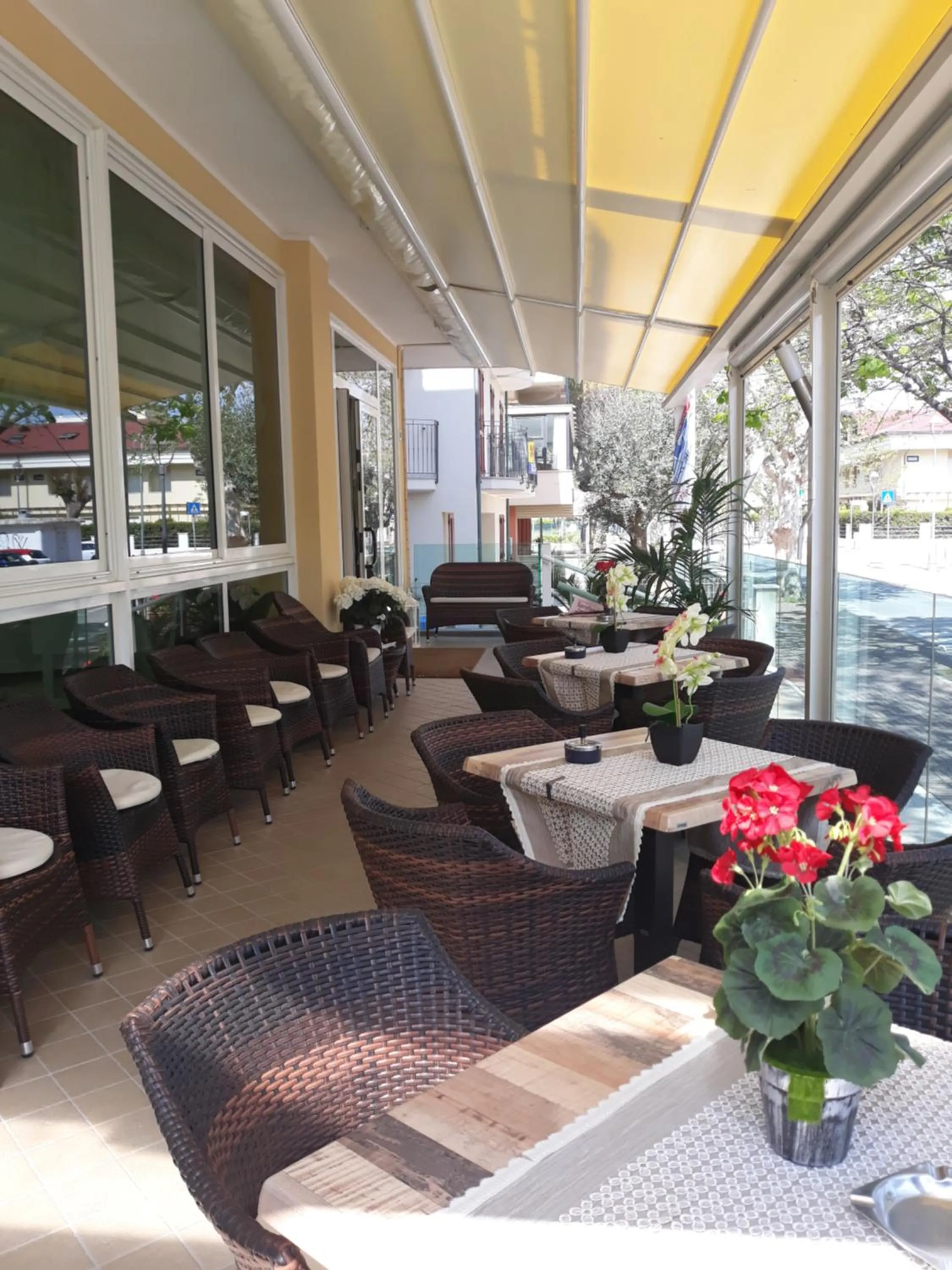 Restaurant/places to eat in Hotel Maxim