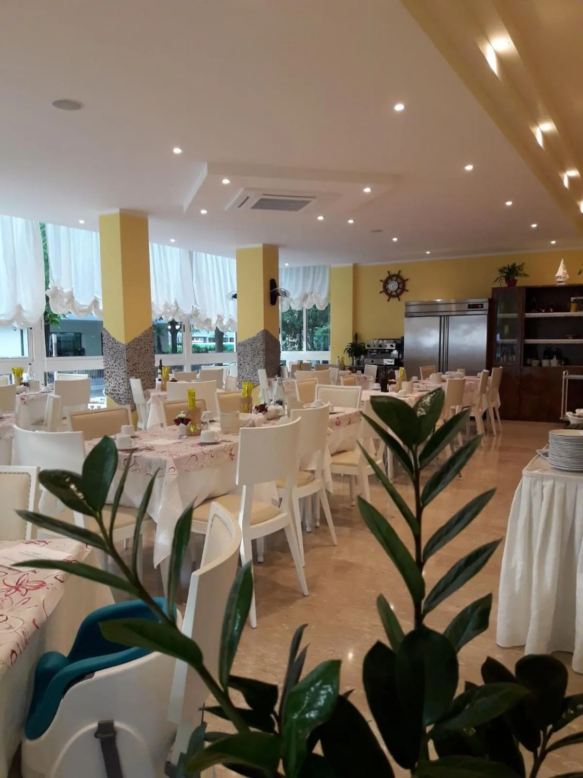 Restaurant/places to eat in Hotel Maxim