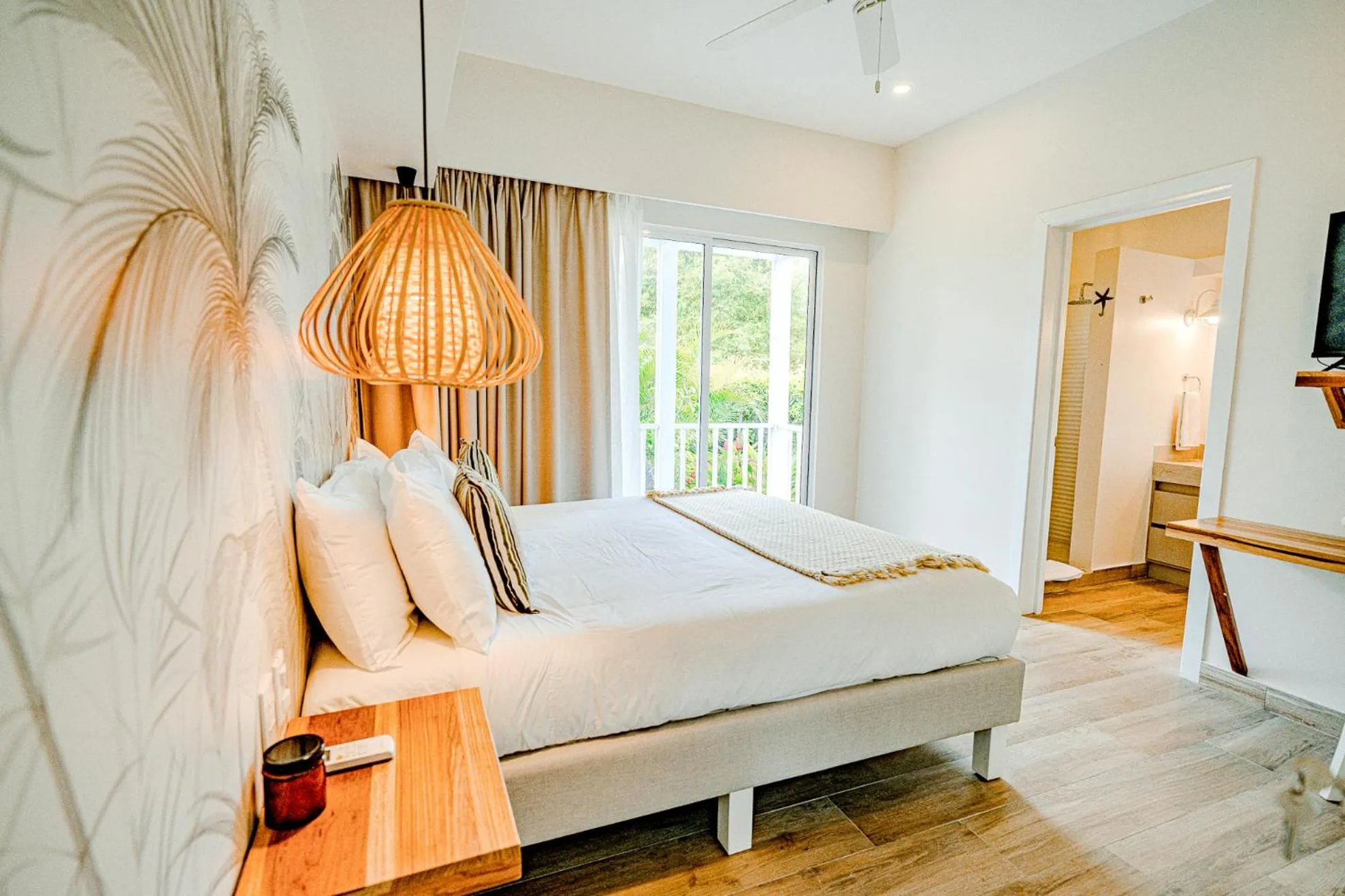 Bedroom, Bed in Les Voiles Blanches - Luxury Lodge