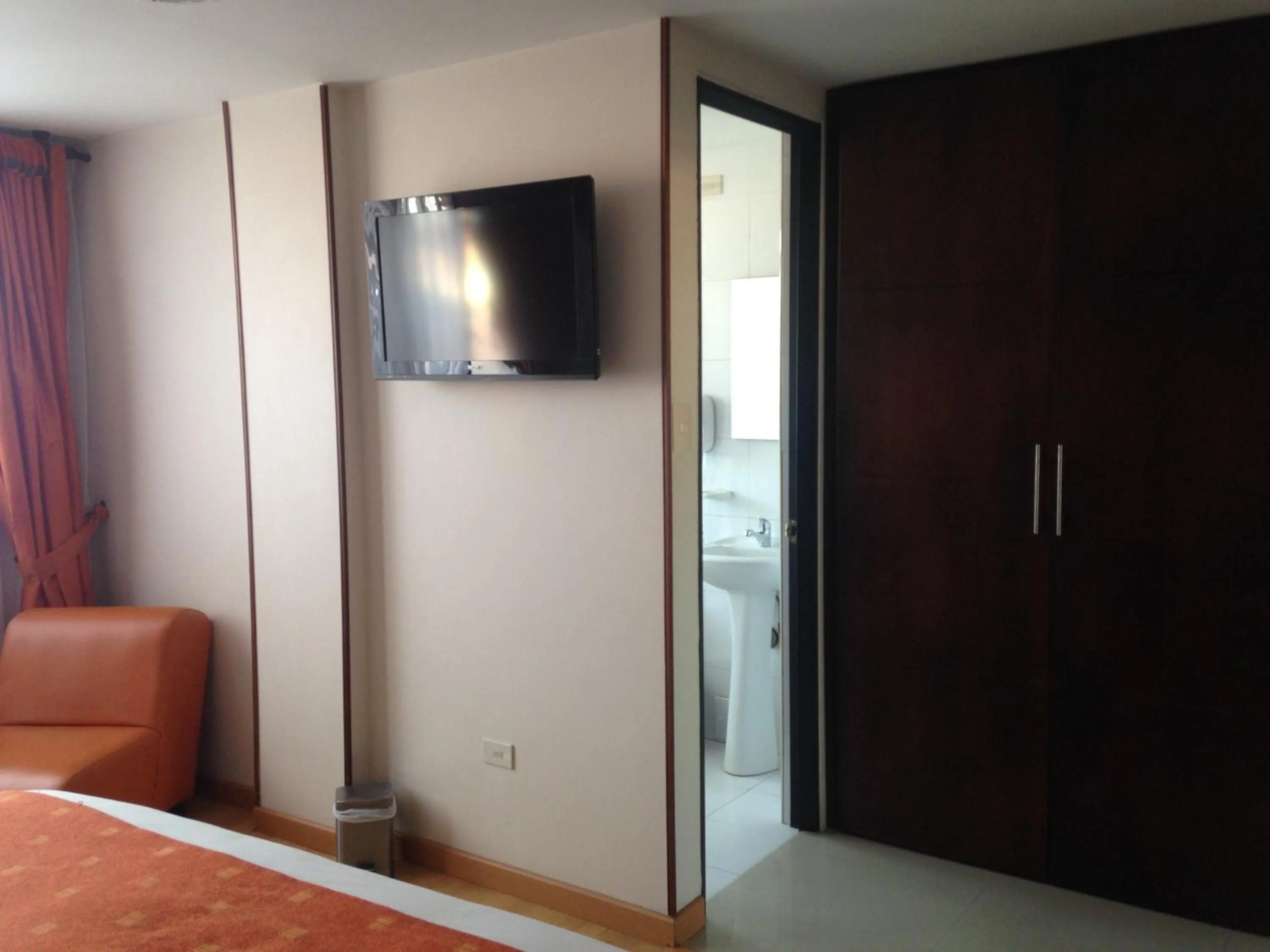 Communal lounge/ TV room, TV/Entertainment Center in Hotel Plaza Muisca