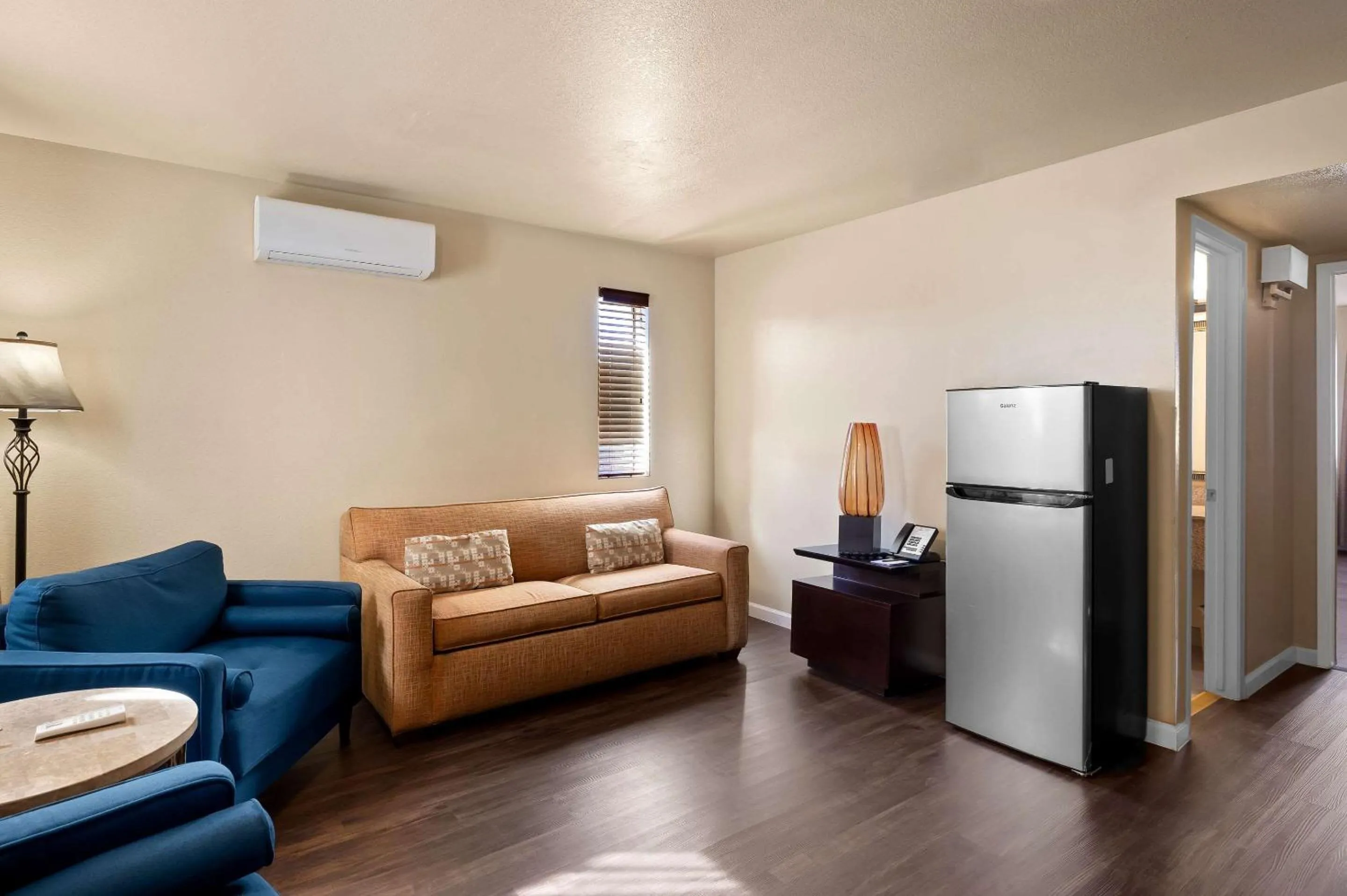 Bedroom in Clarion Inn