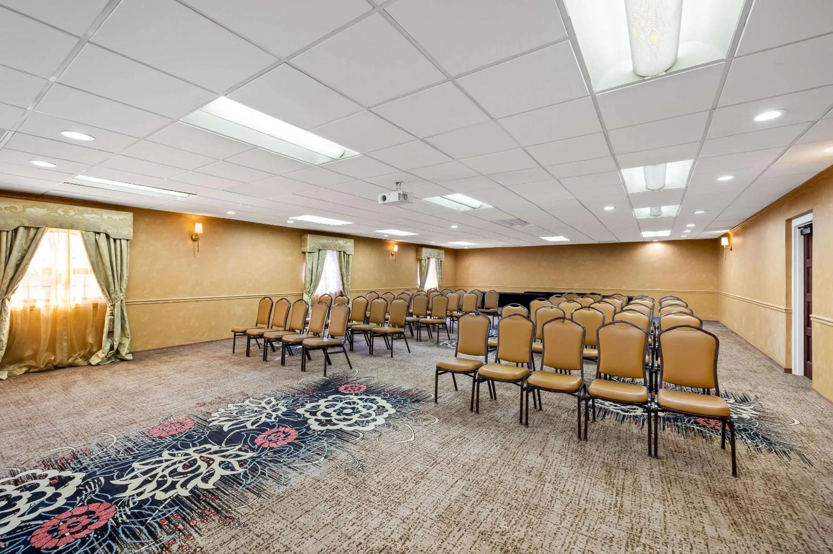 Meeting/conference room in Clarion Inn