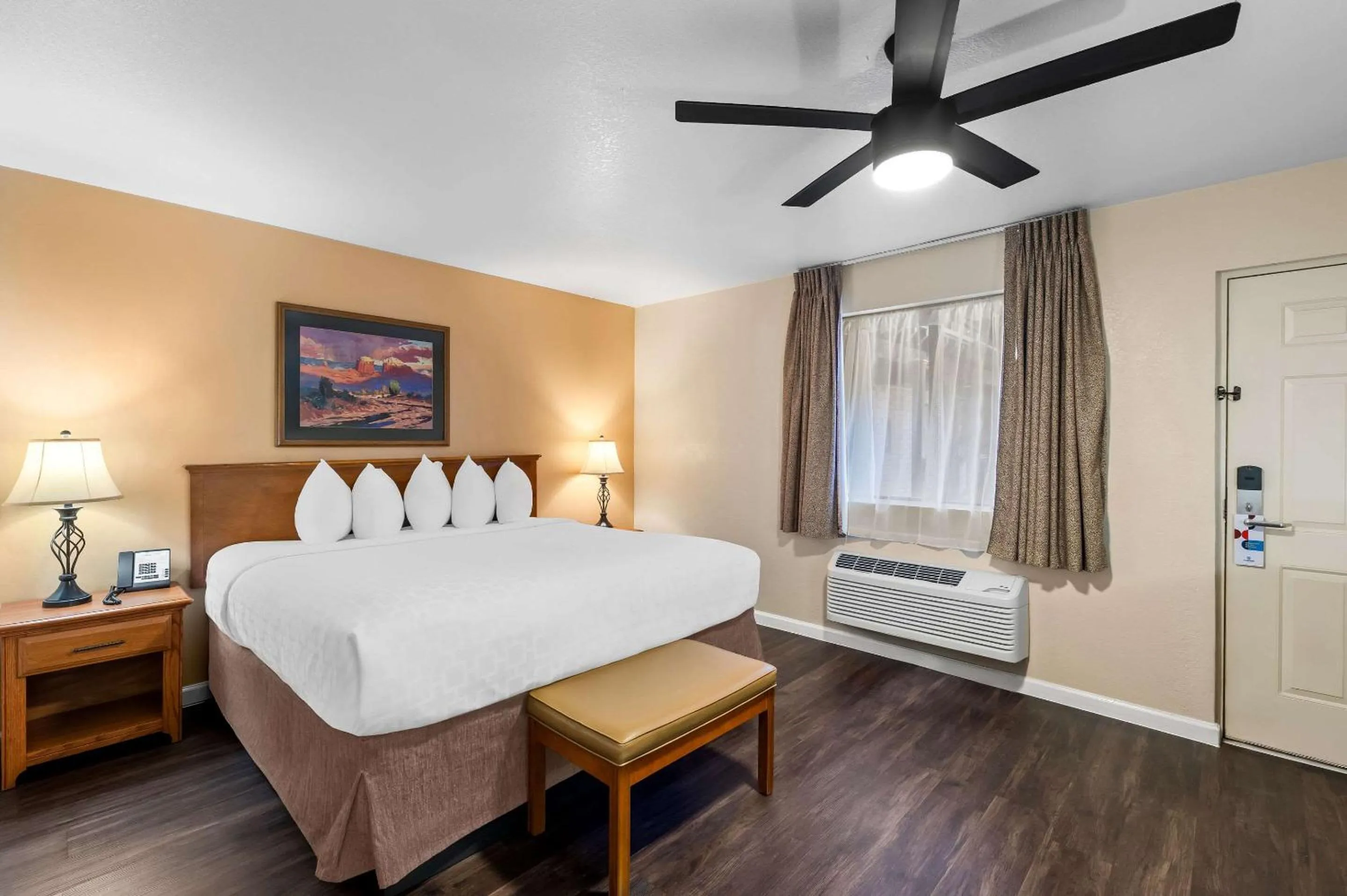 Bedroom, Bed in Clarion Inn