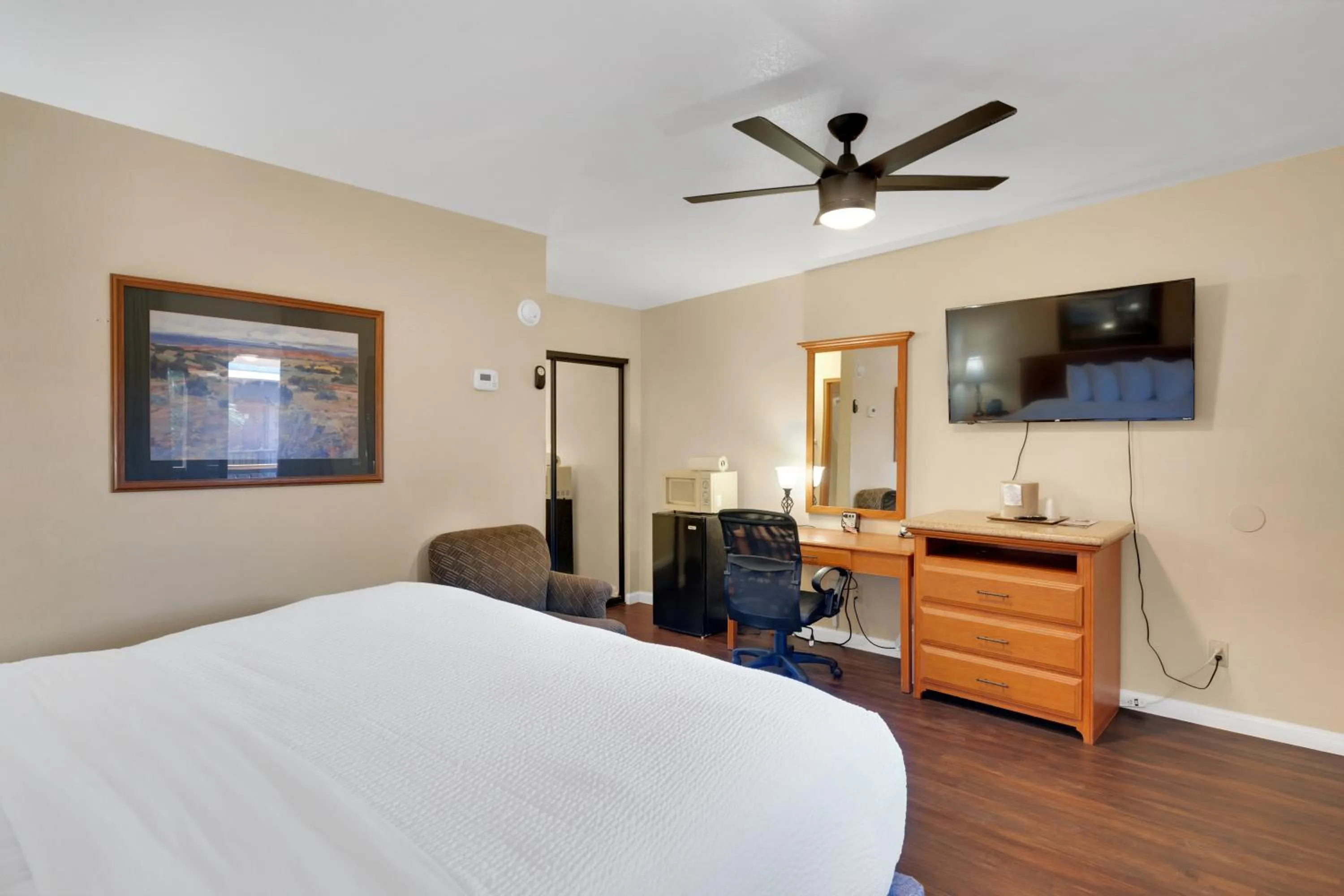 Bedroom, Bed in Clarion Inn