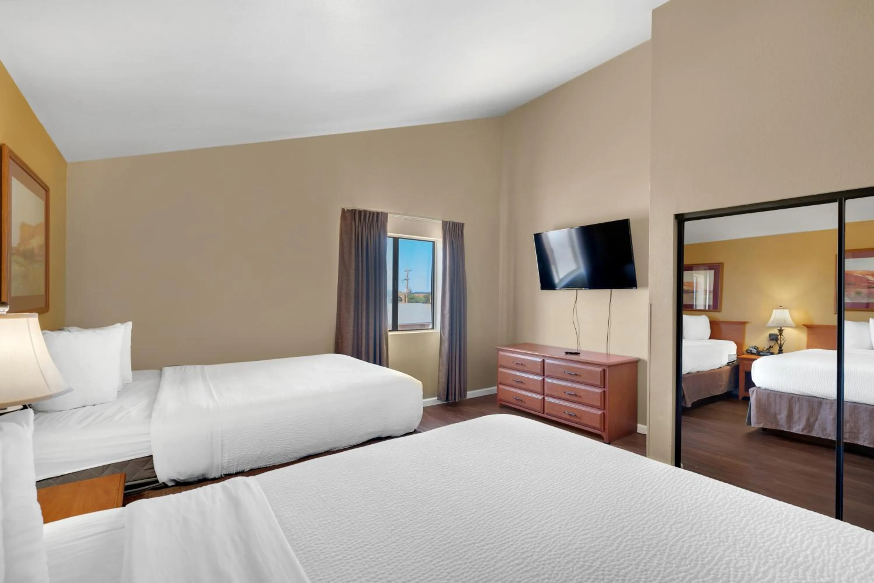 Bedroom, Bed in Clarion Inn