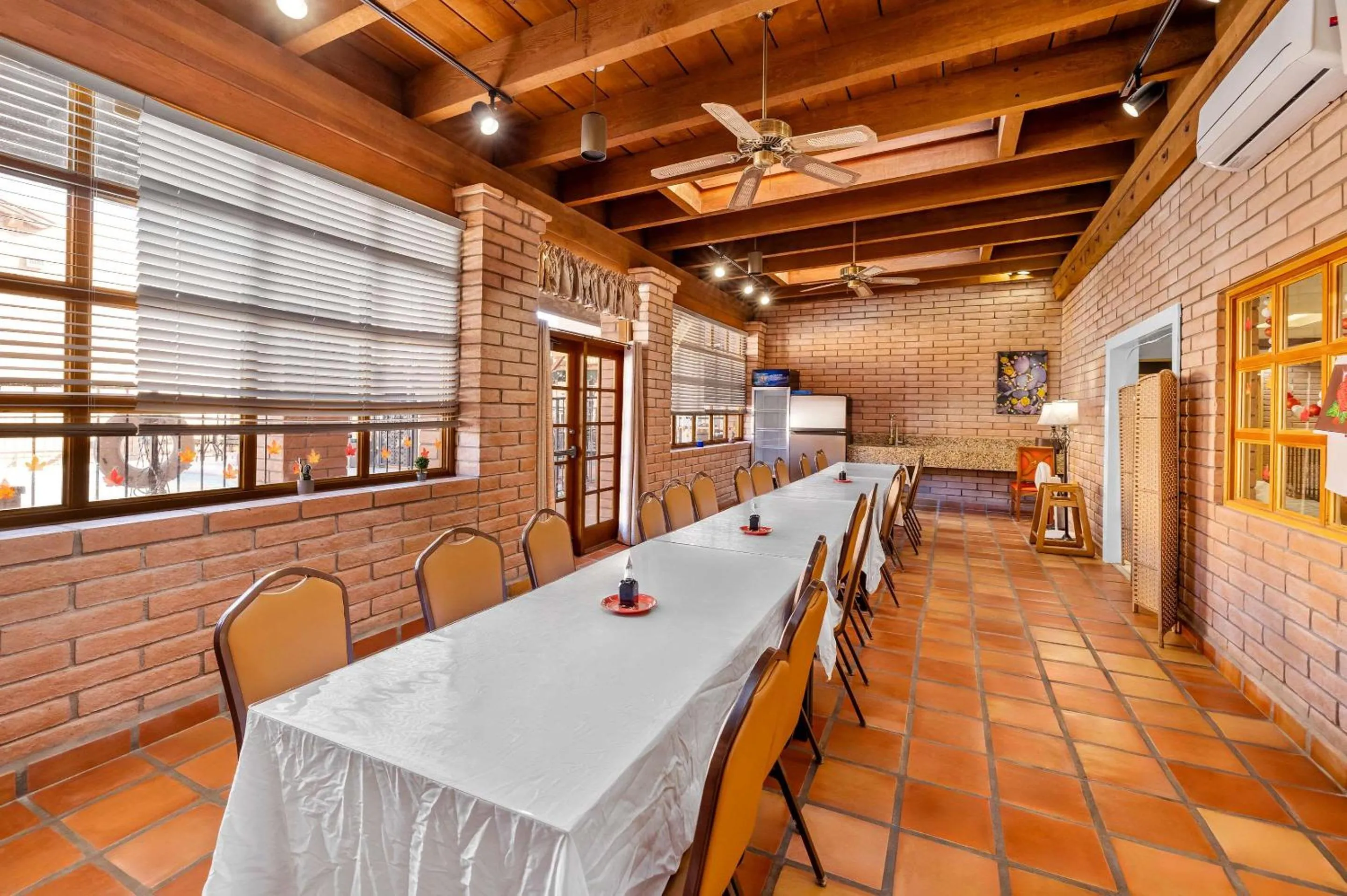 Restaurant/places to eat in Clarion Inn