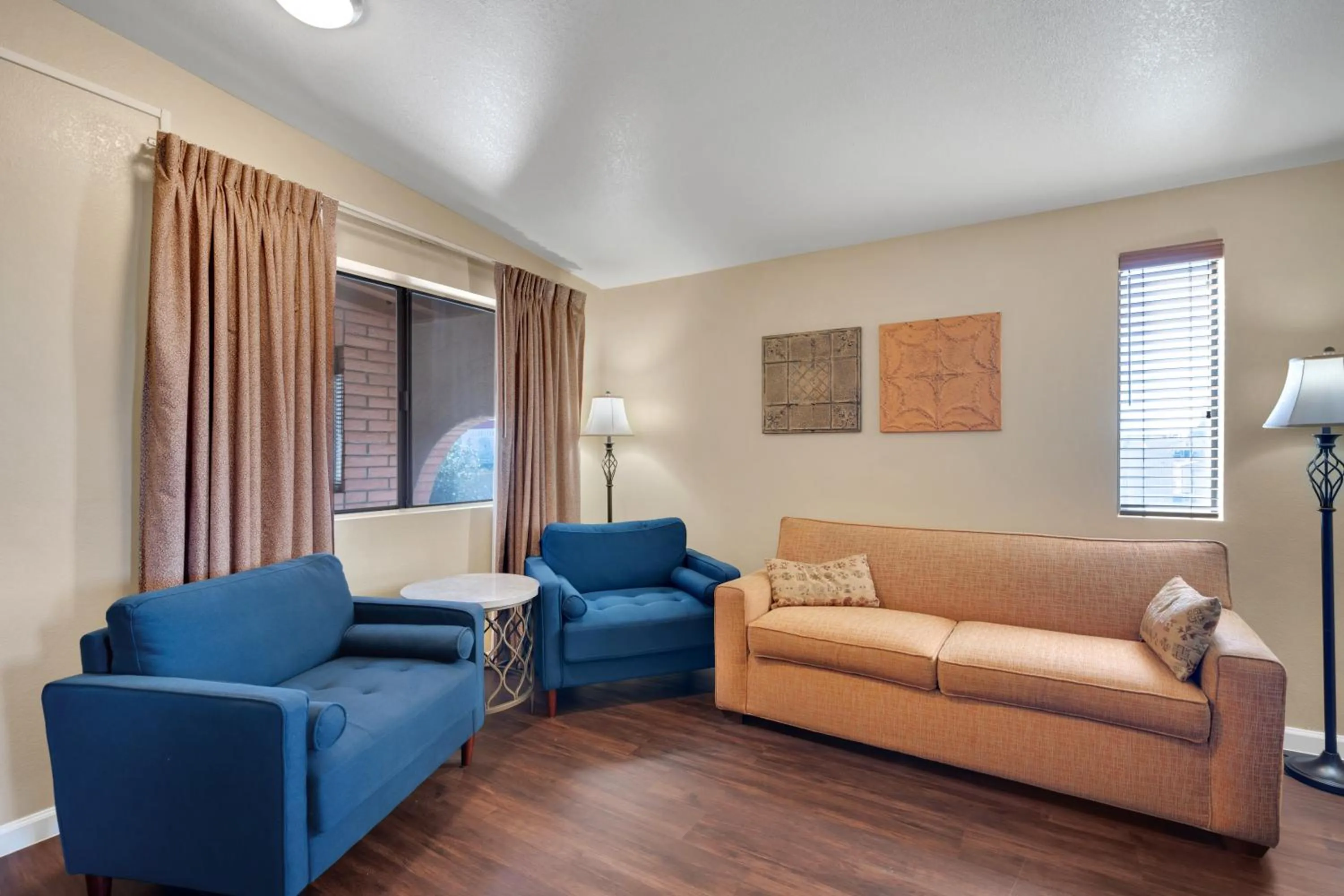 Living room in Clarion Inn