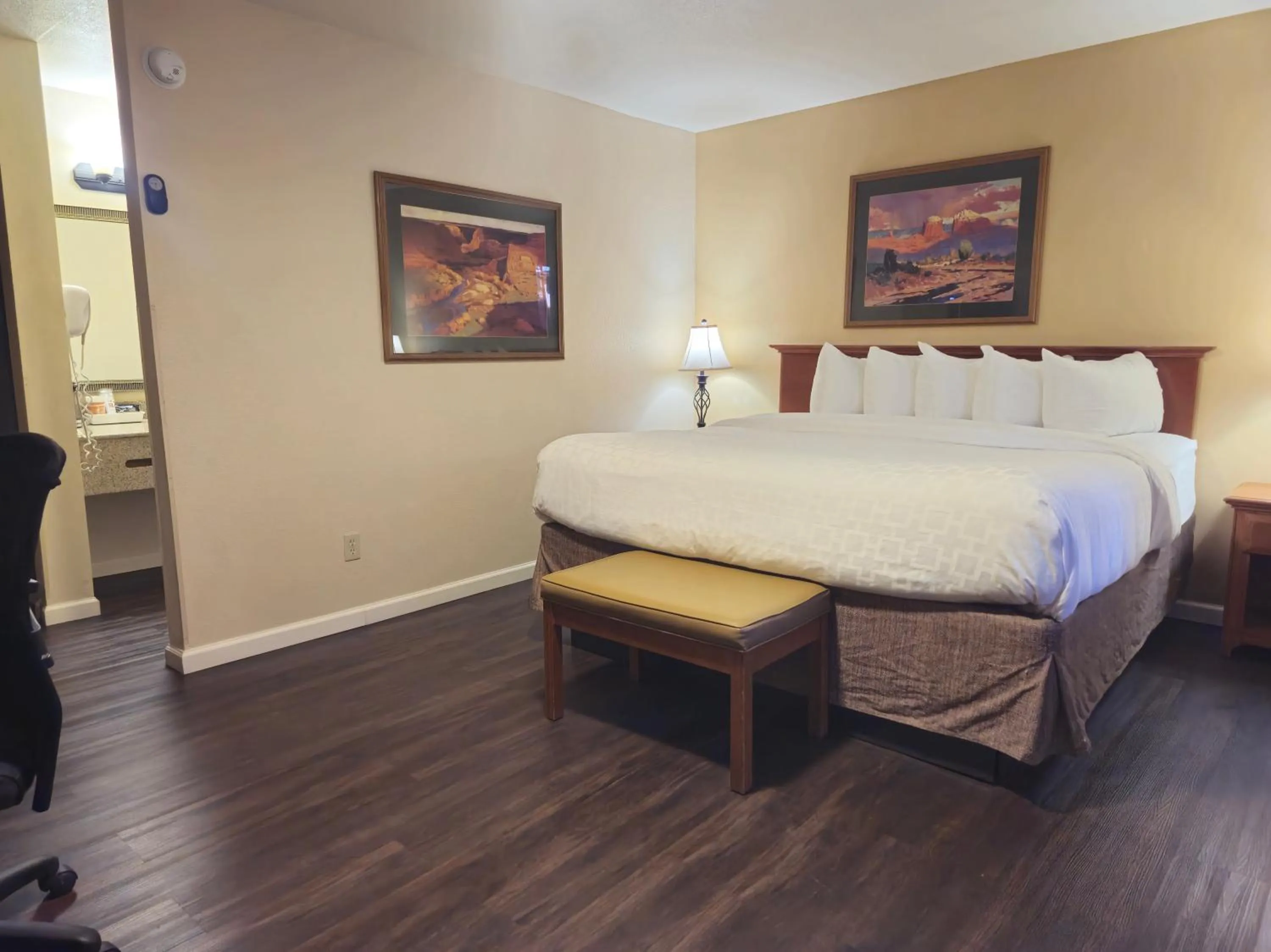 Bedroom, Bed in Clarion Inn