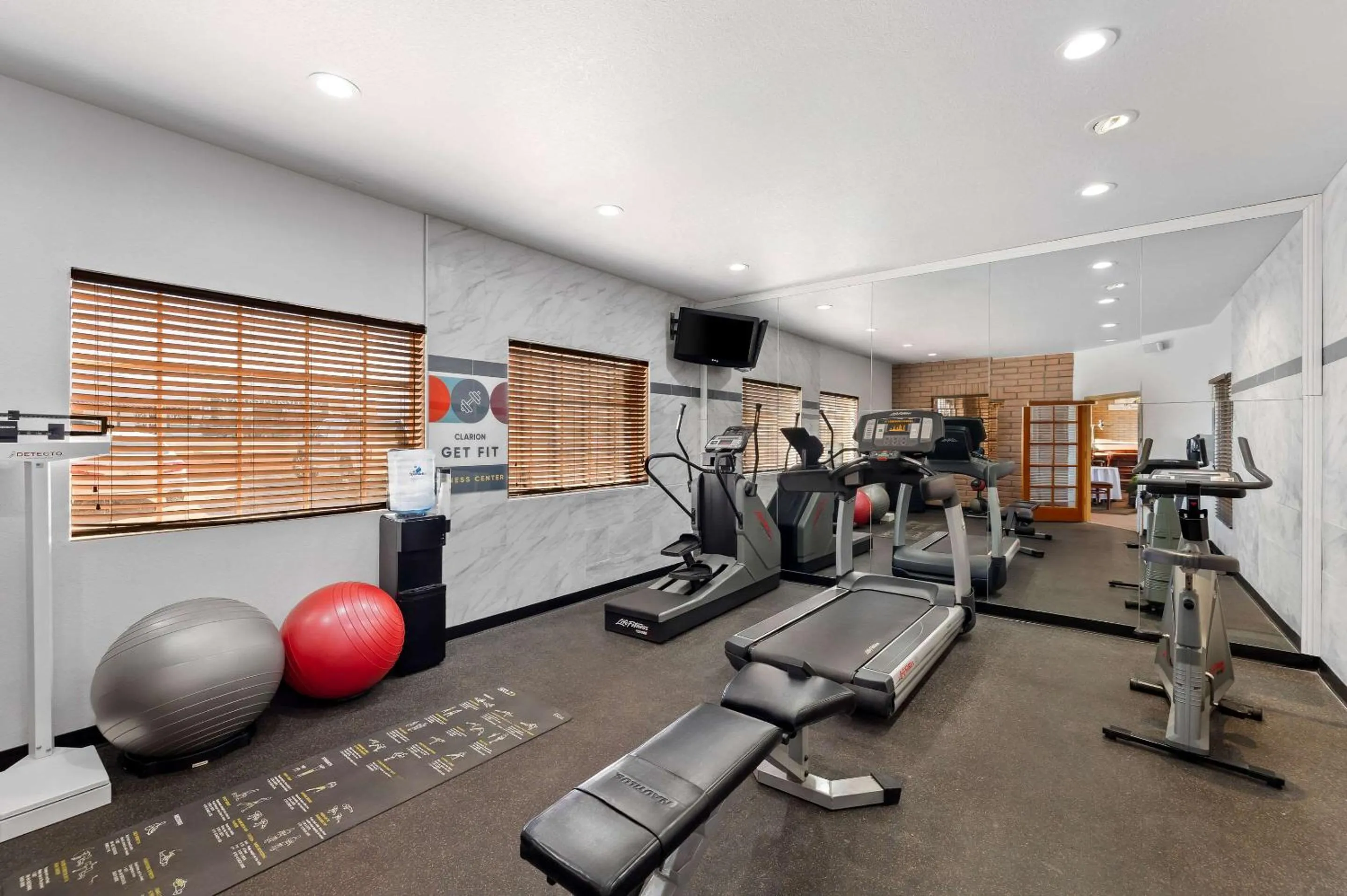 Fitness centre/facilities in Clarion Inn
