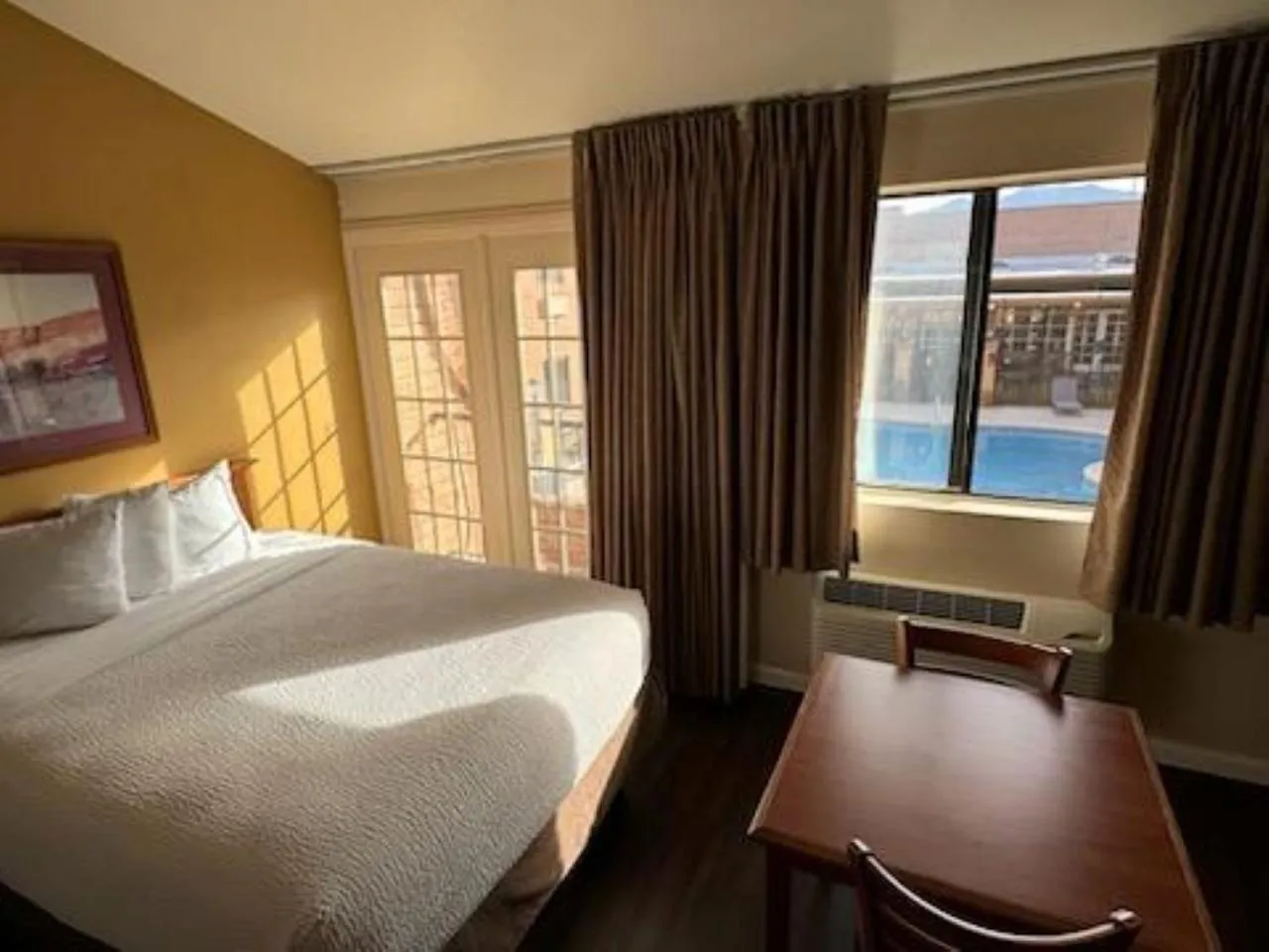 View (from property/room), Bed in Clarion Inn