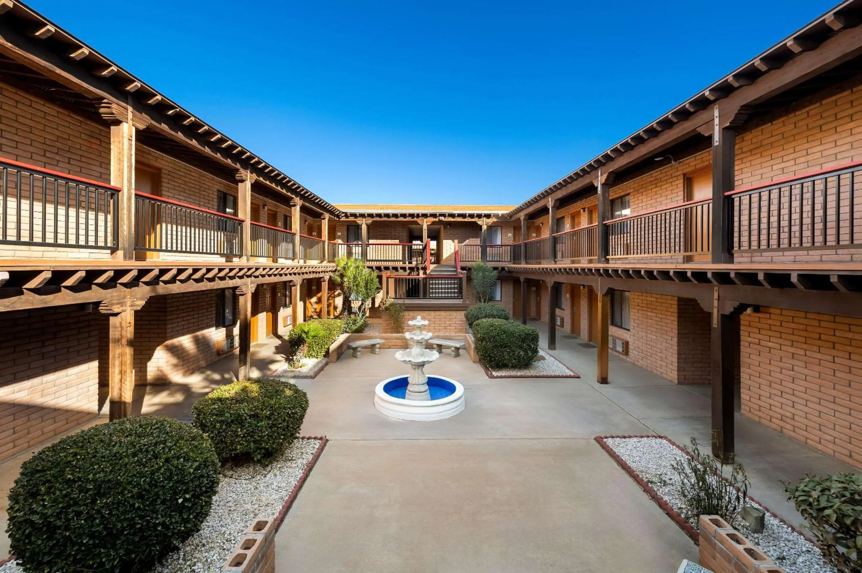 Swimming pool in Clarion Inn