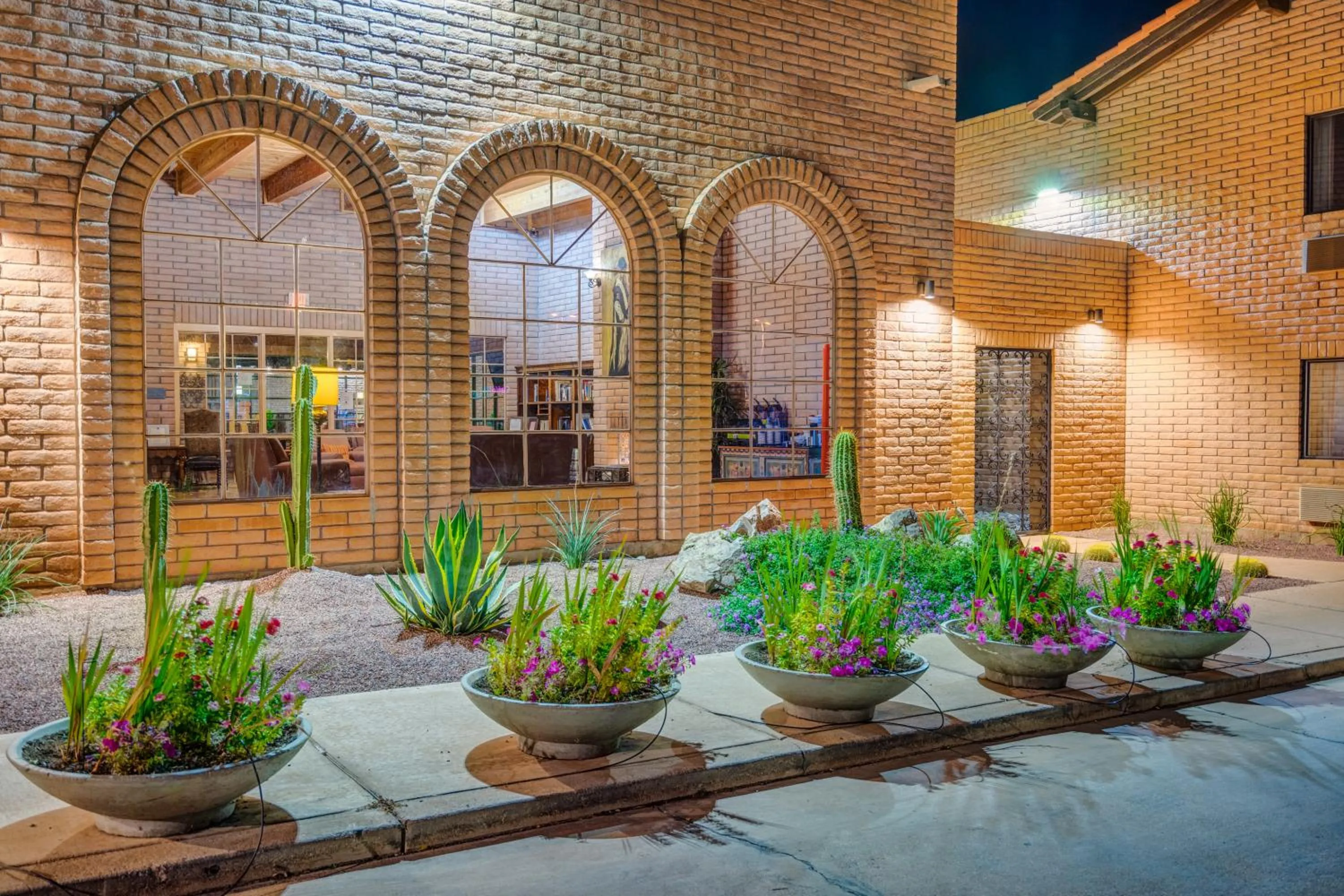 Facade/entrance in Clarion Inn