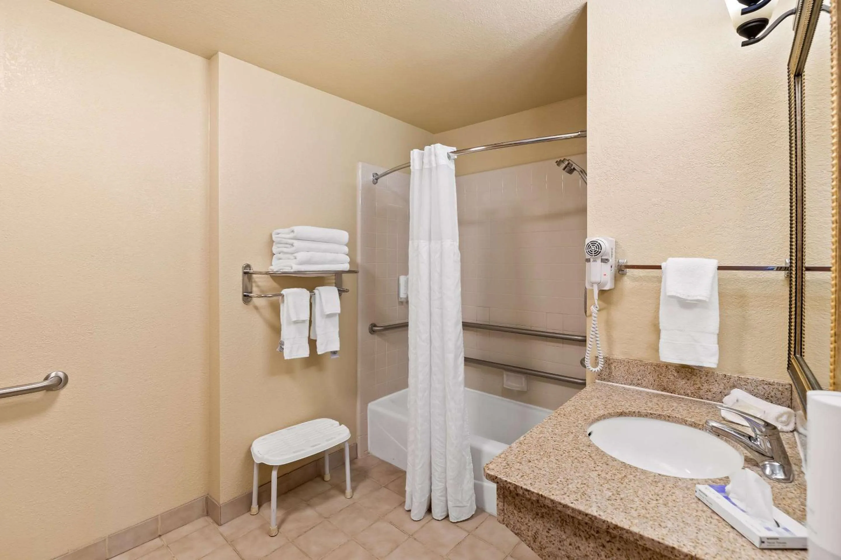 Bedroom in Clarion Inn