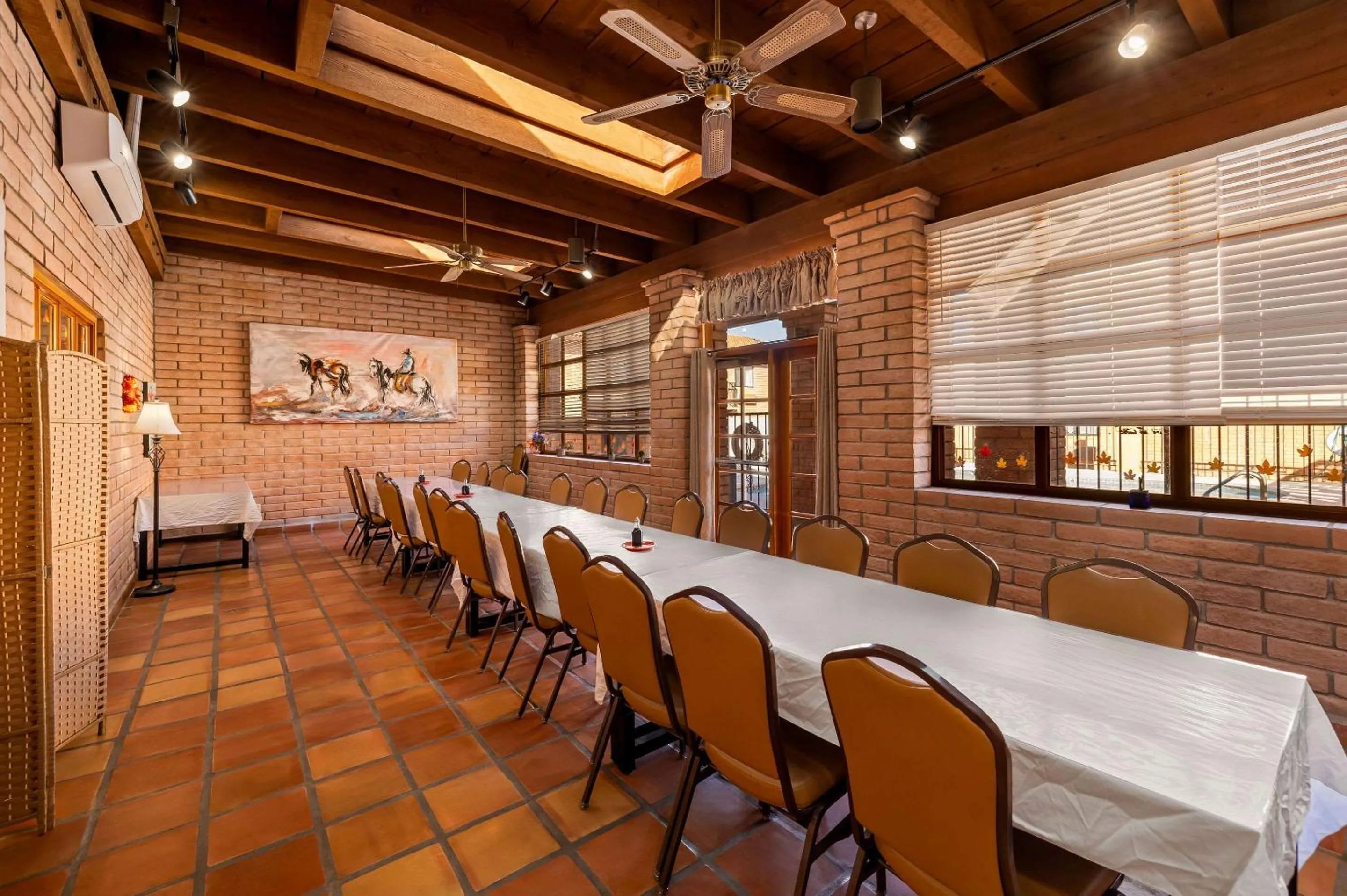 Restaurant/places to eat in Clarion Inn