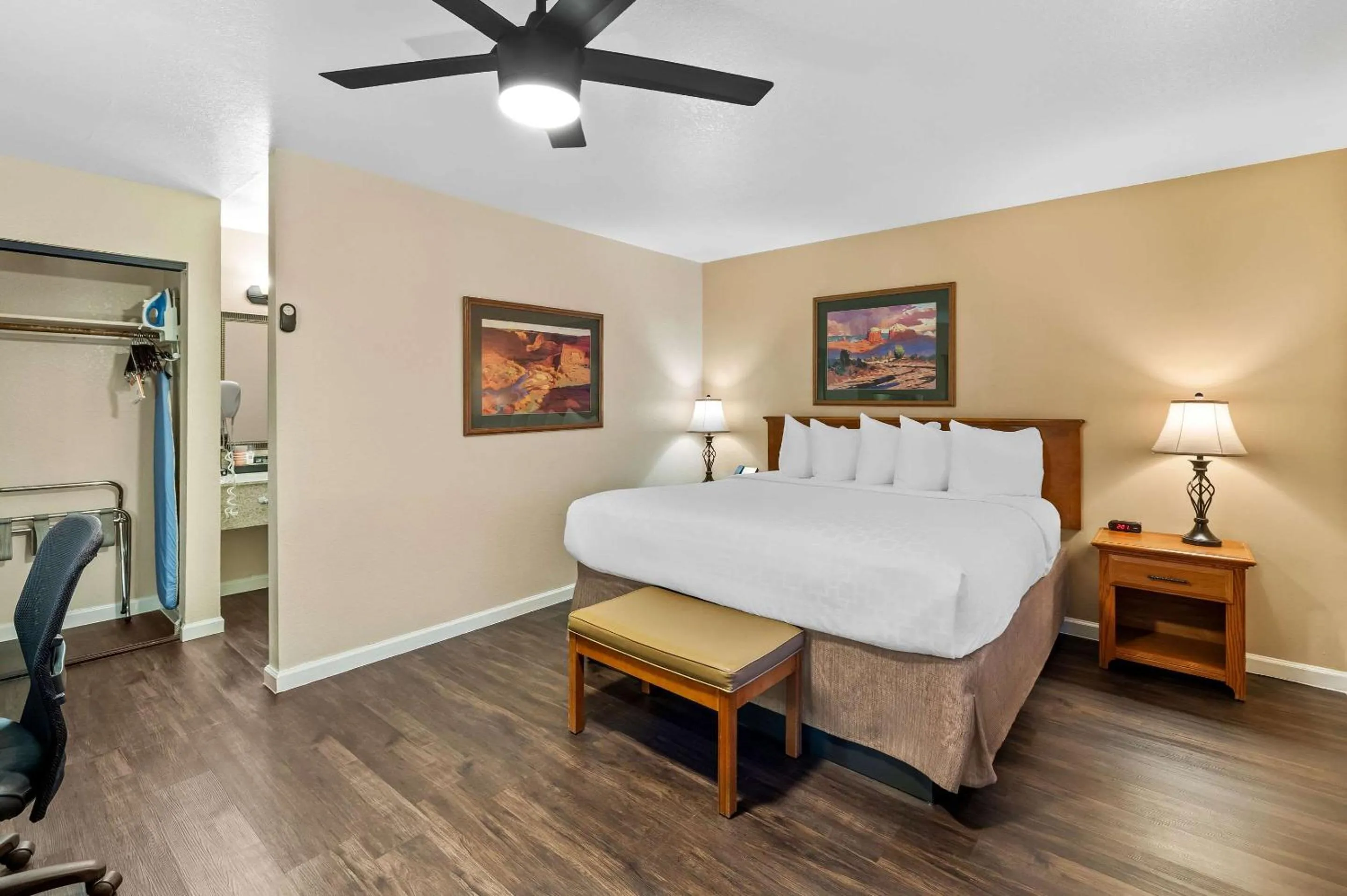 Bedroom, Bed in Clarion Inn