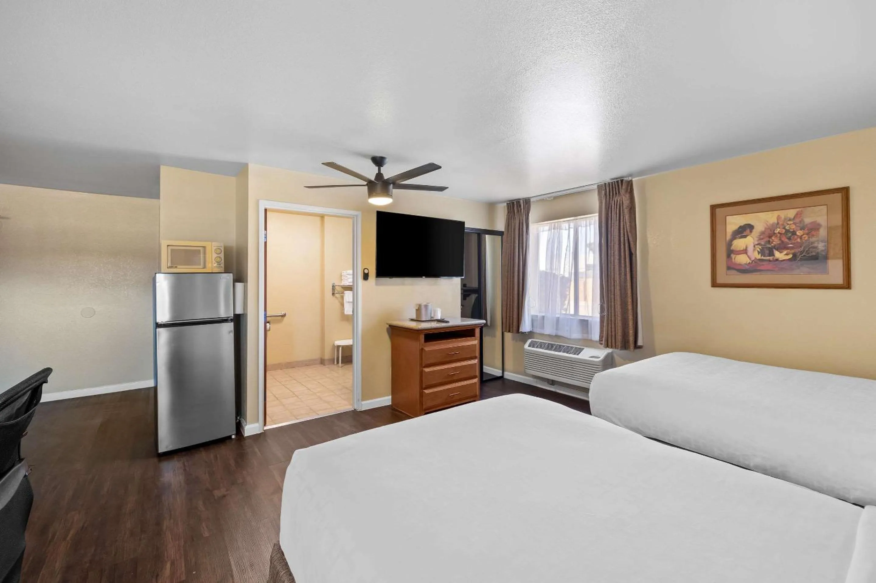 Bedroom, Bed in Clarion Inn