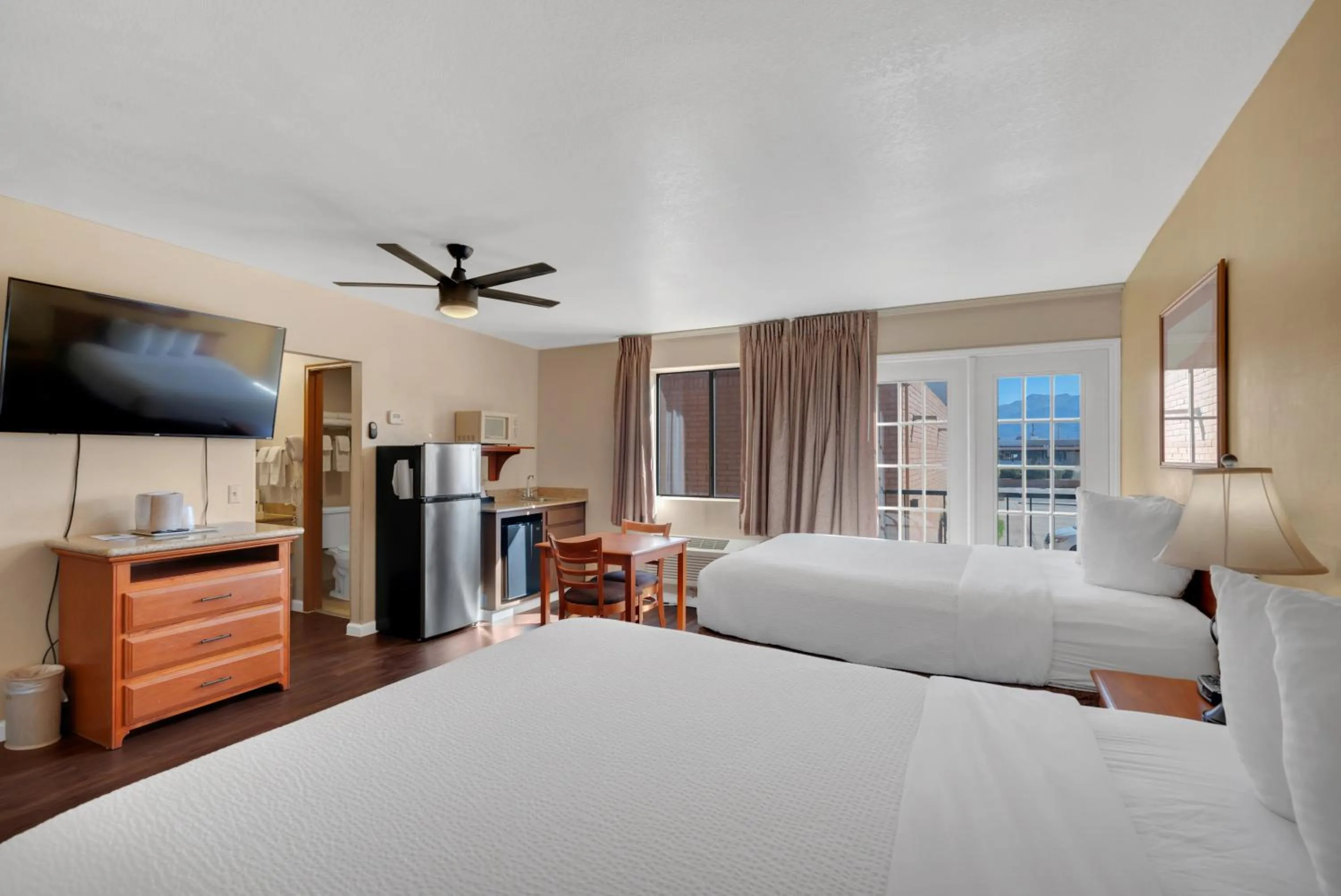 Photo of the whole room, Bed in Clarion Inn