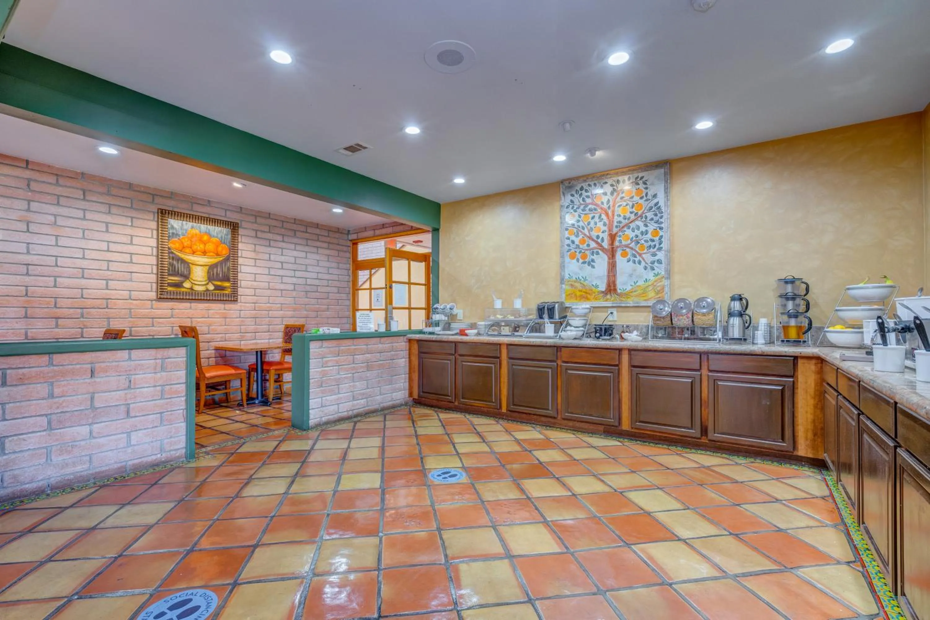 Restaurant/places to eat in Clarion Inn