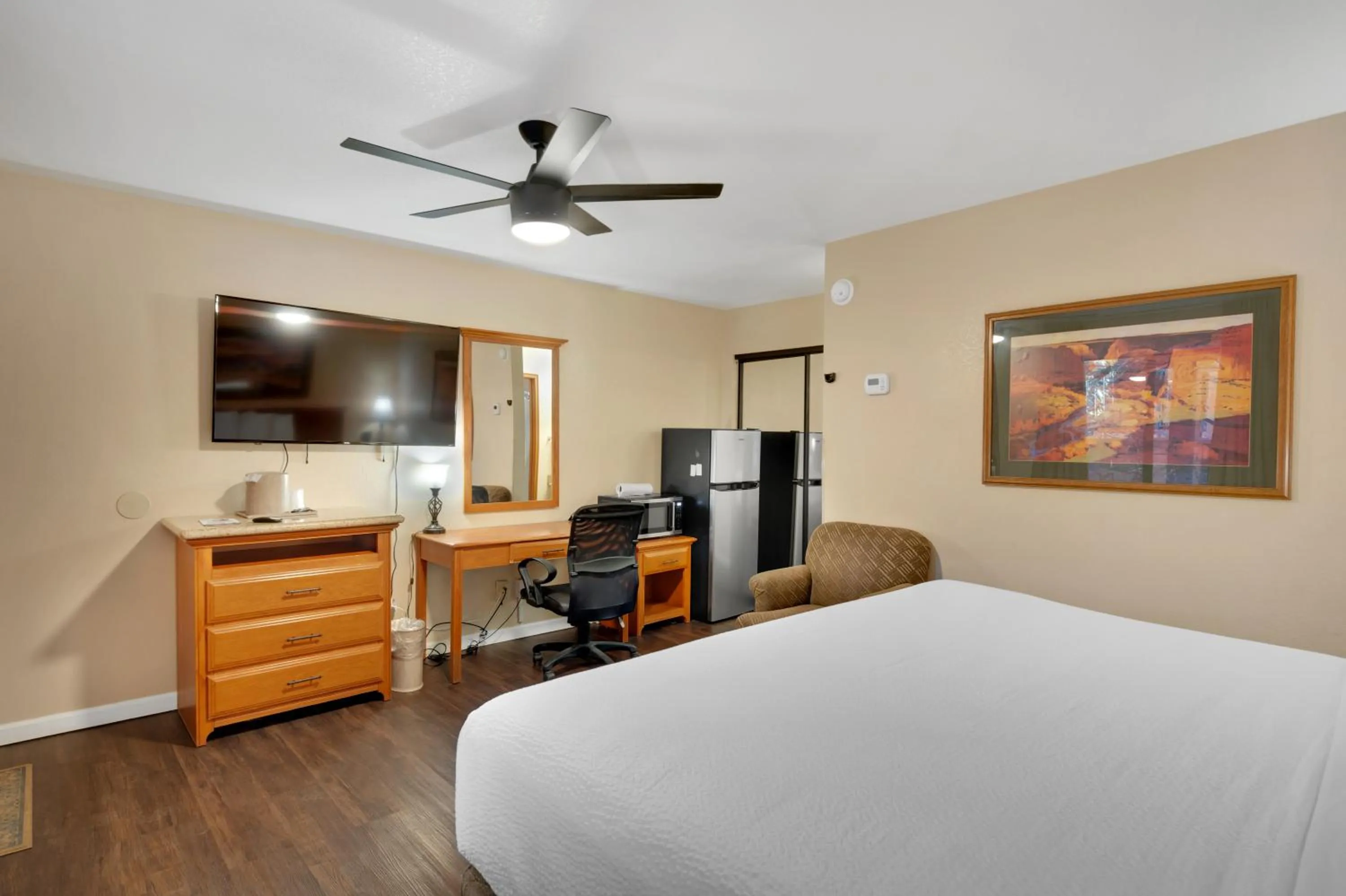 Bedroom, Bed in Clarion Inn