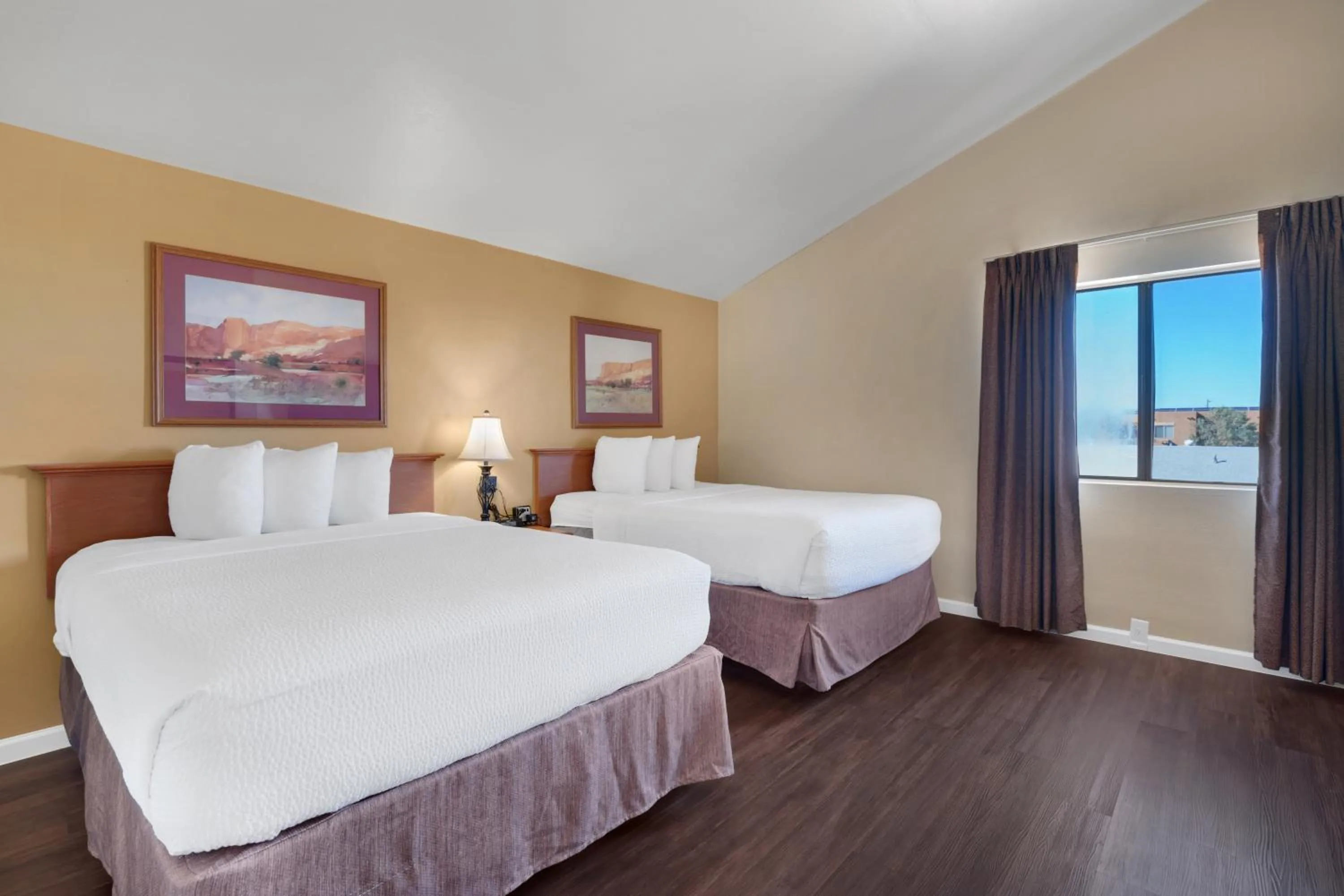 Bedroom, Bed in Clarion Inn