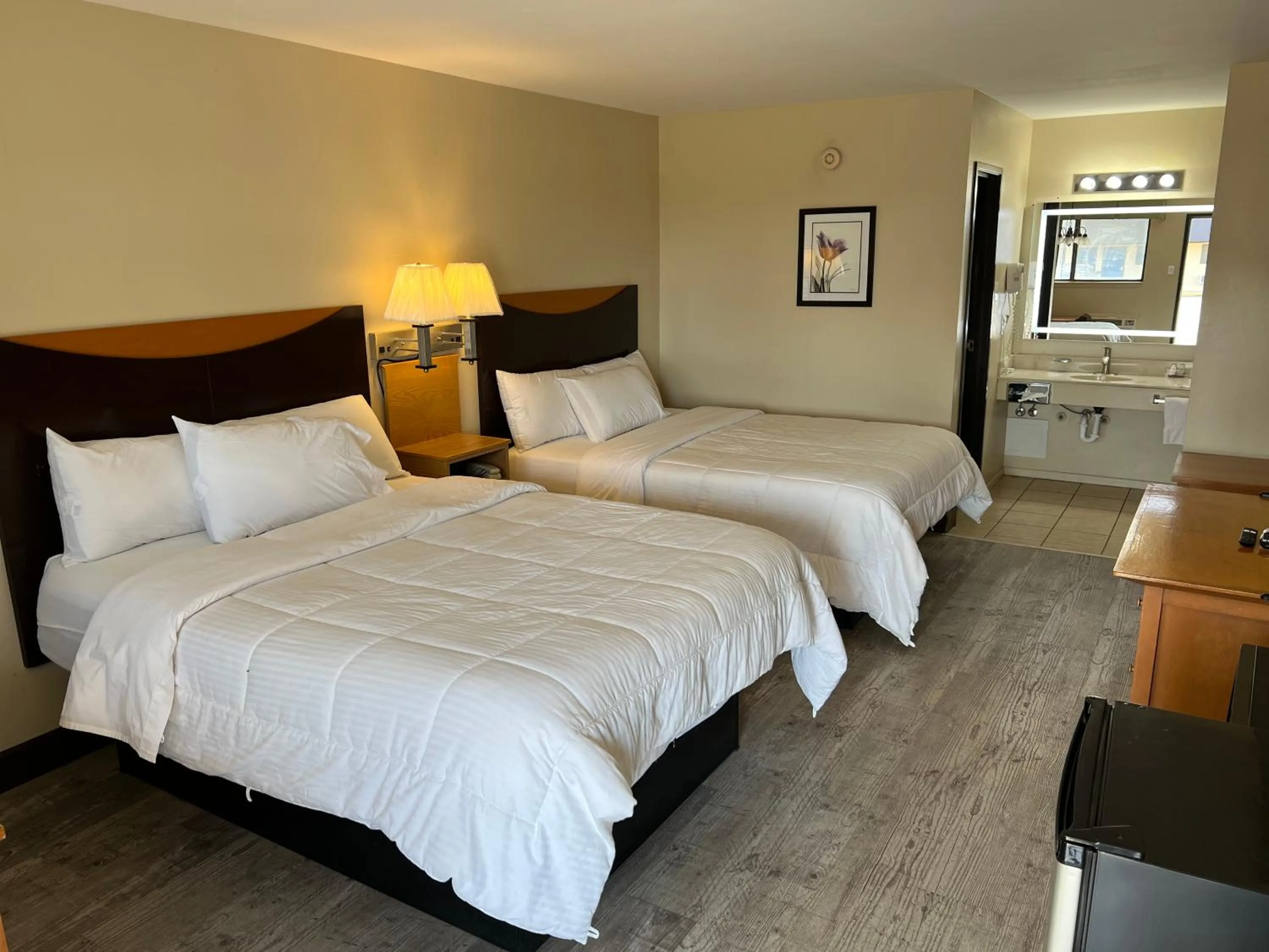 Bed in Four Winds Motel & RV Park