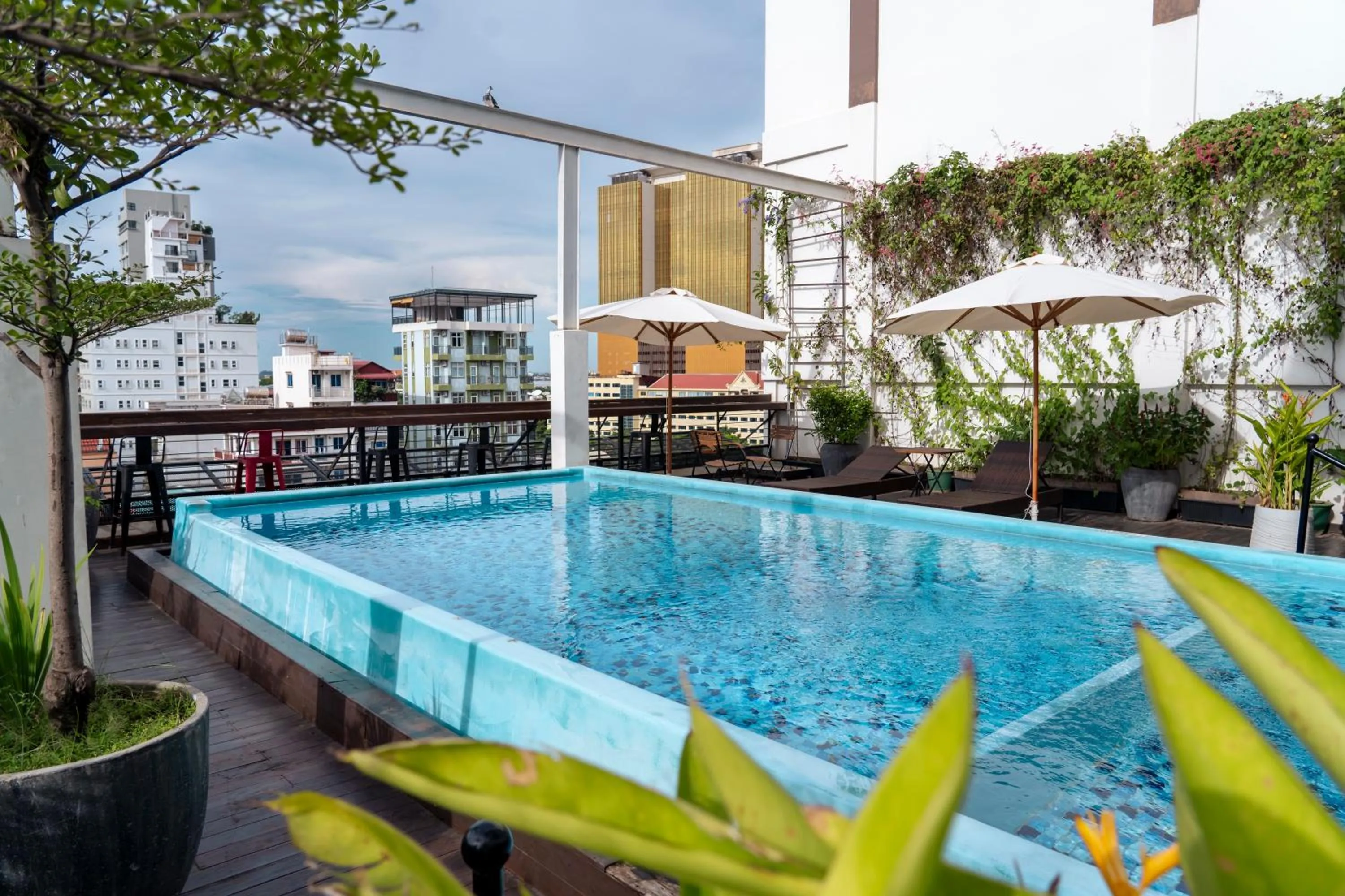 Swimming pool in Monsoon Bassac Hotel