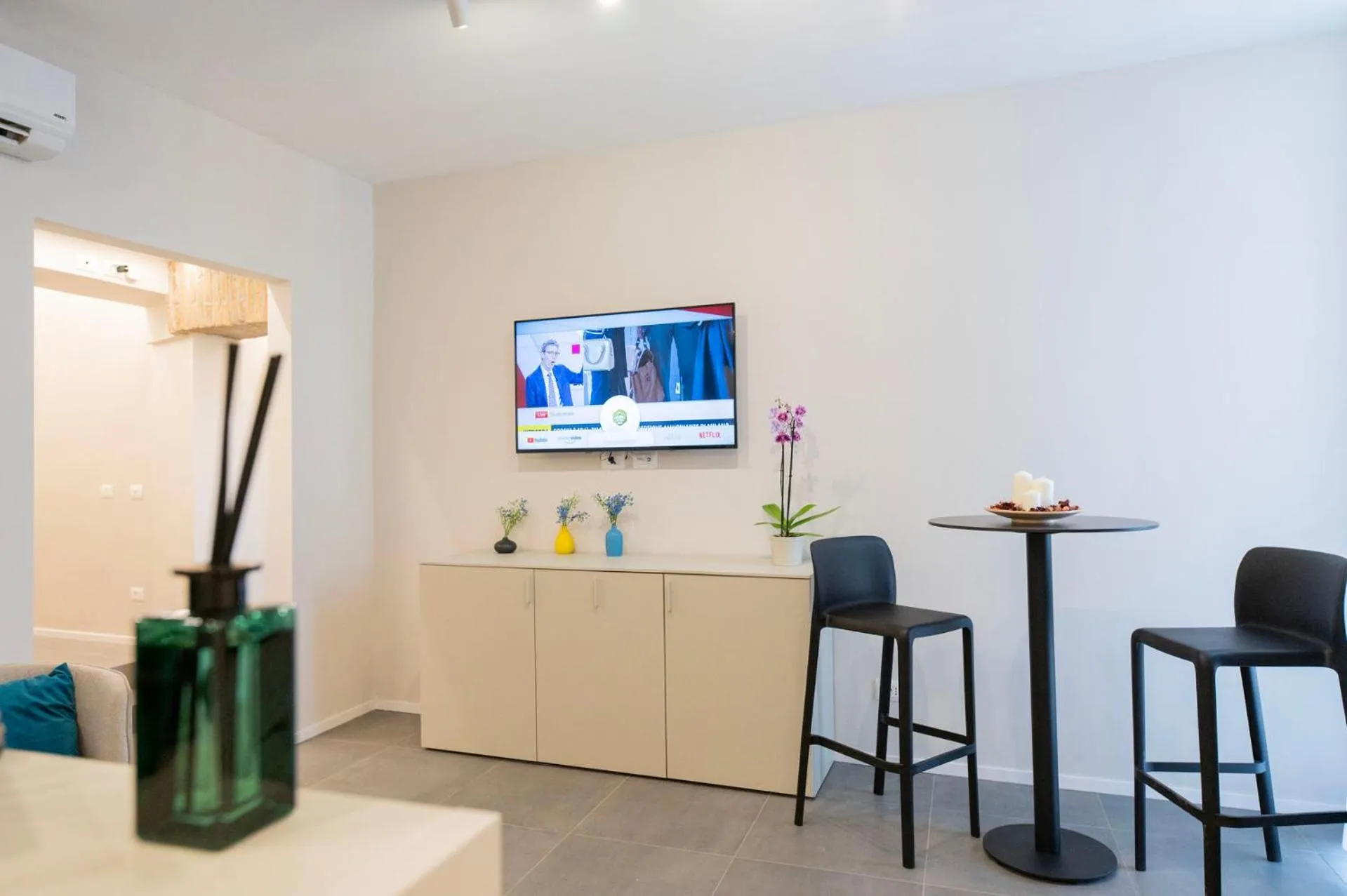 Communal lounge/ TV room in imperium suite trevi