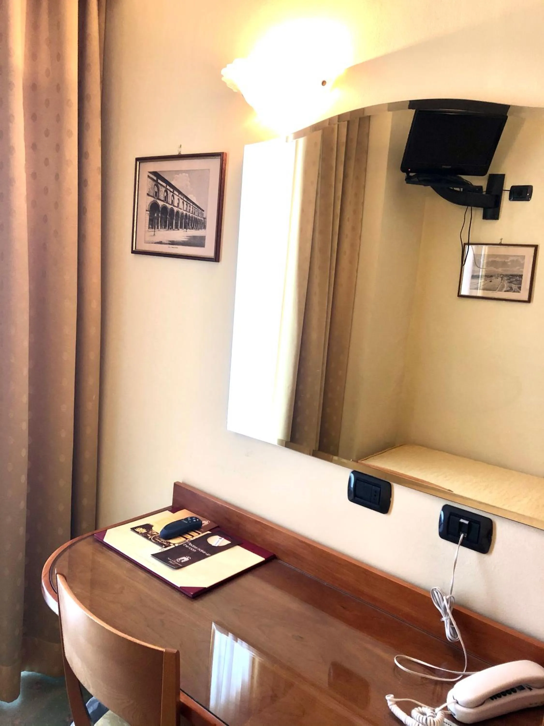 Communal lounge/ TV room in Hotel San Clemente