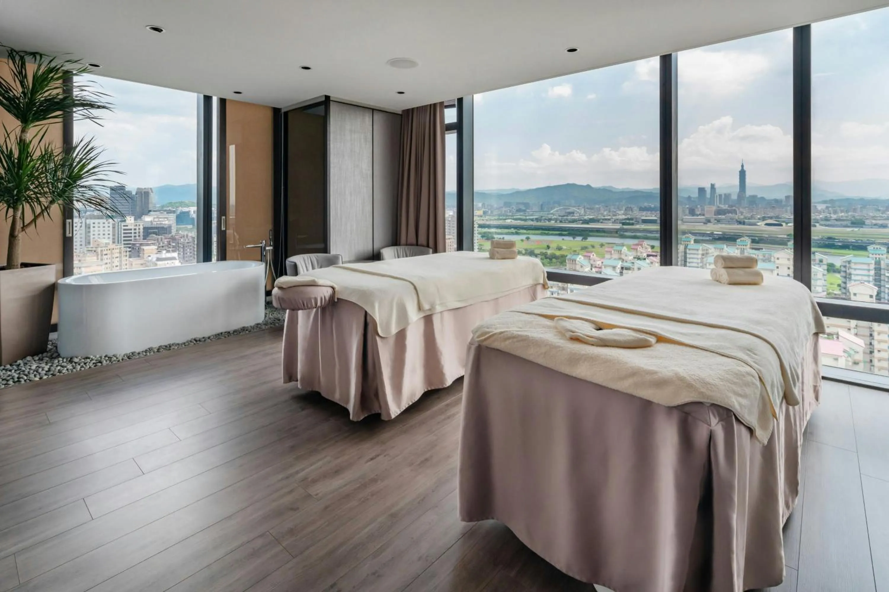 Spa and wellness centre/facilities, Bed in Taipei Marriott Hotel