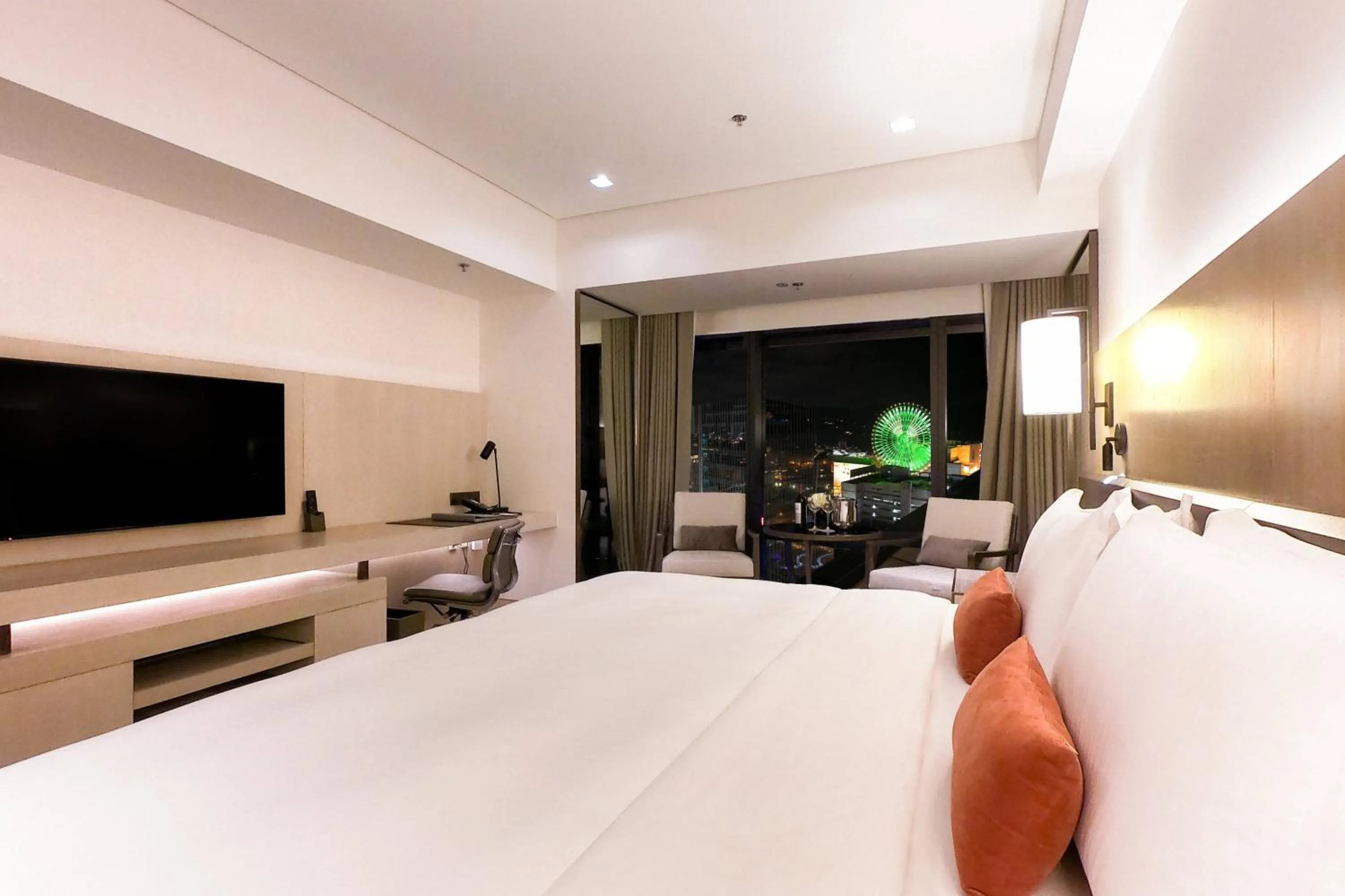 Photo of the whole room, Bed in Taipei Marriott Hotel