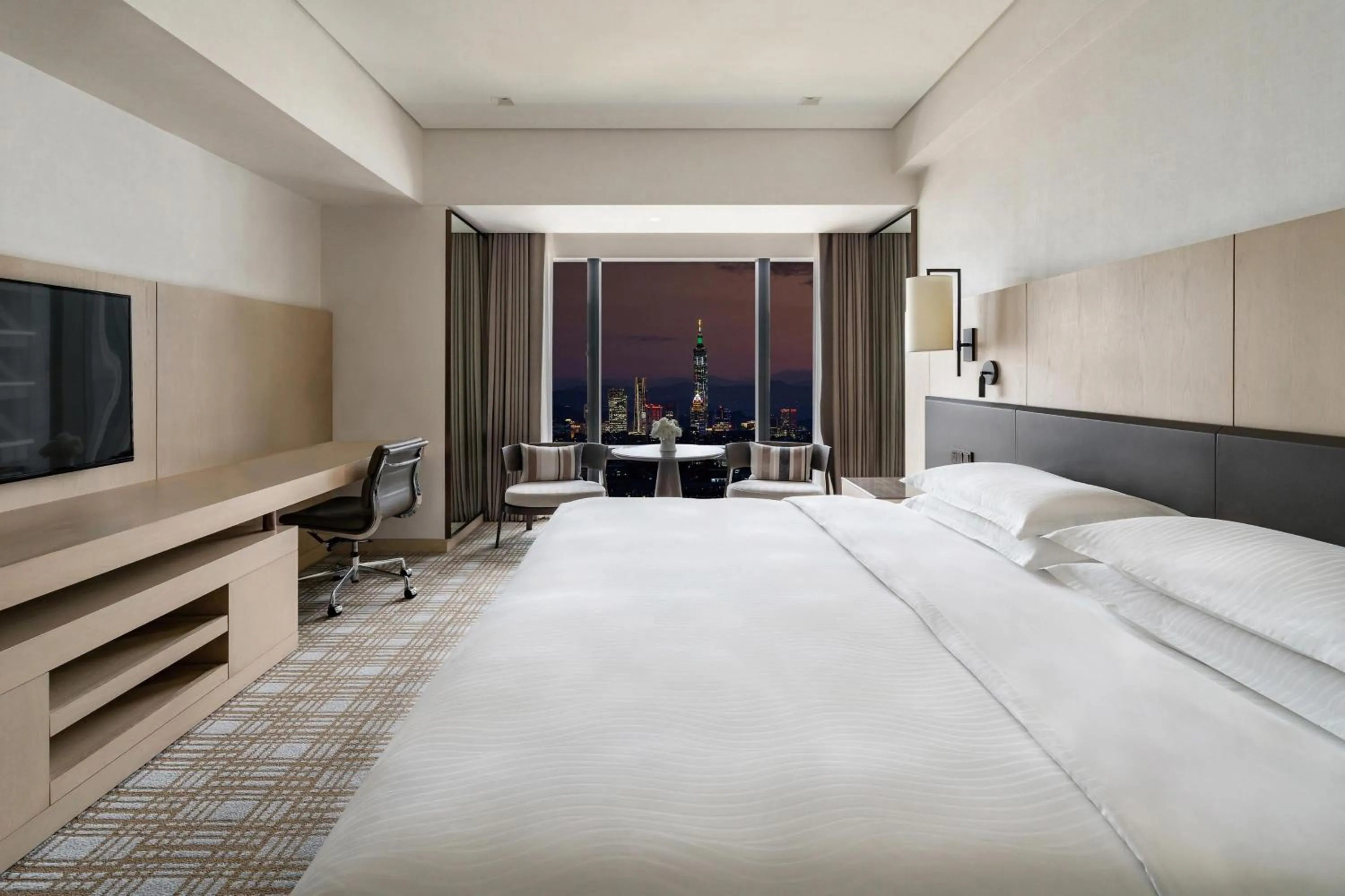 Photo of the whole room, Bed in Taipei Marriott Hotel