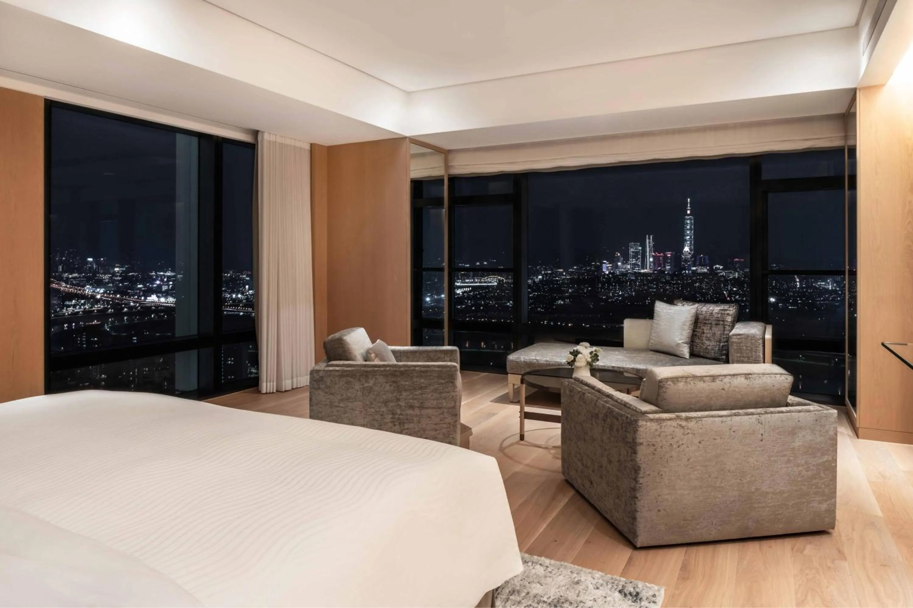 Lounge or bar, Bed in Taipei Marriott Hotel