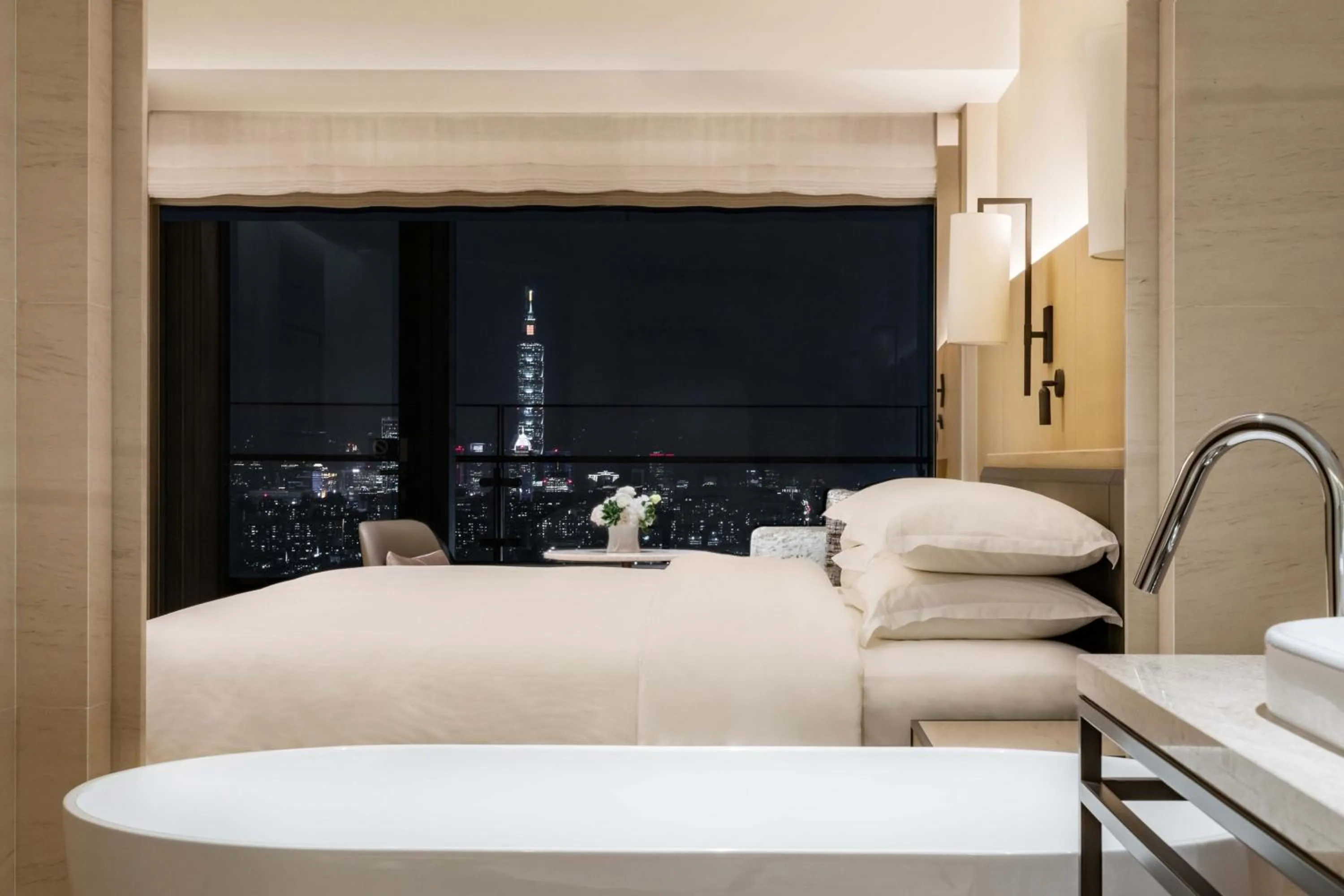 Lounge or bar, Bed in Taipei Marriott Hotel