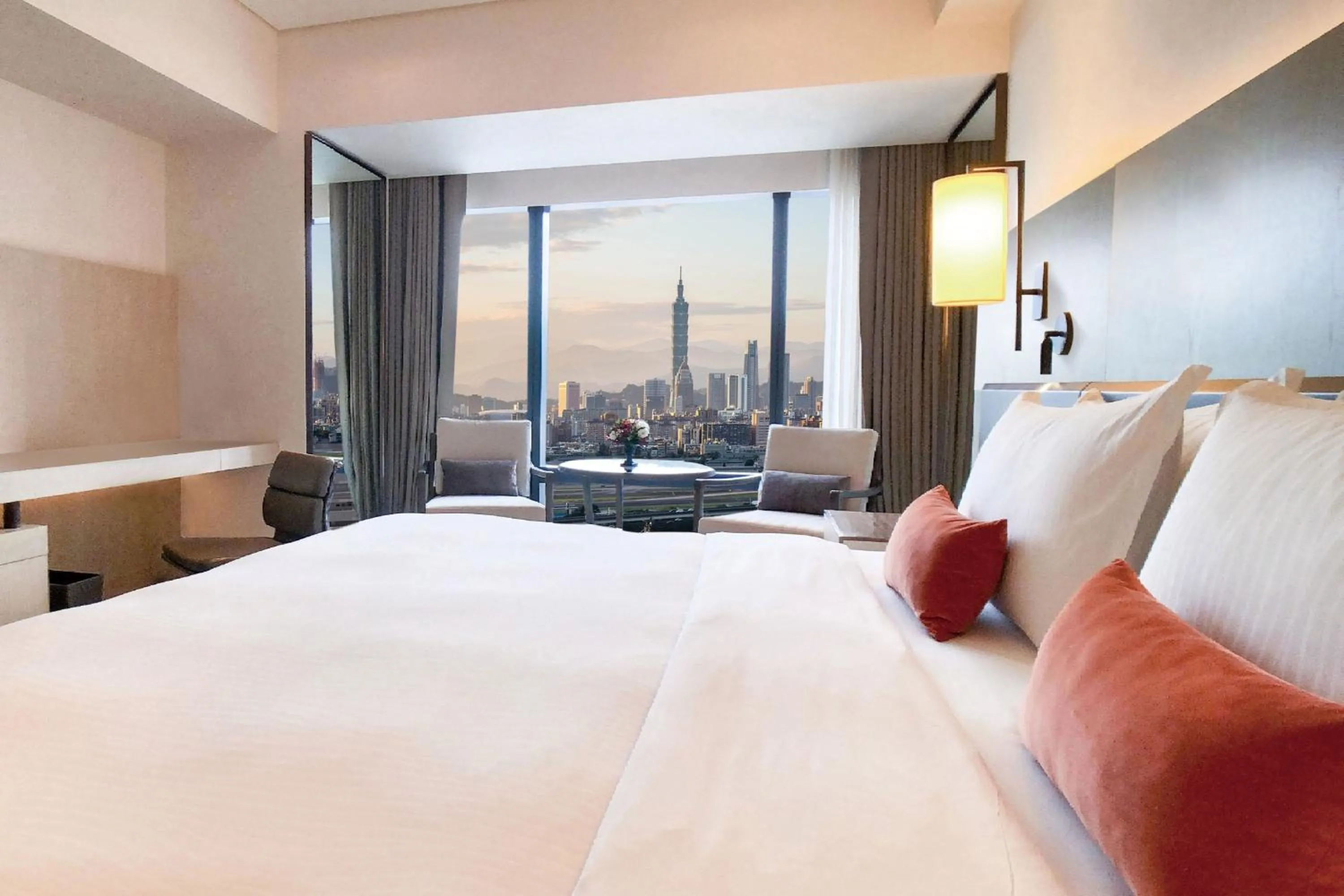 Lounge or bar, Bed in Taipei Marriott Hotel