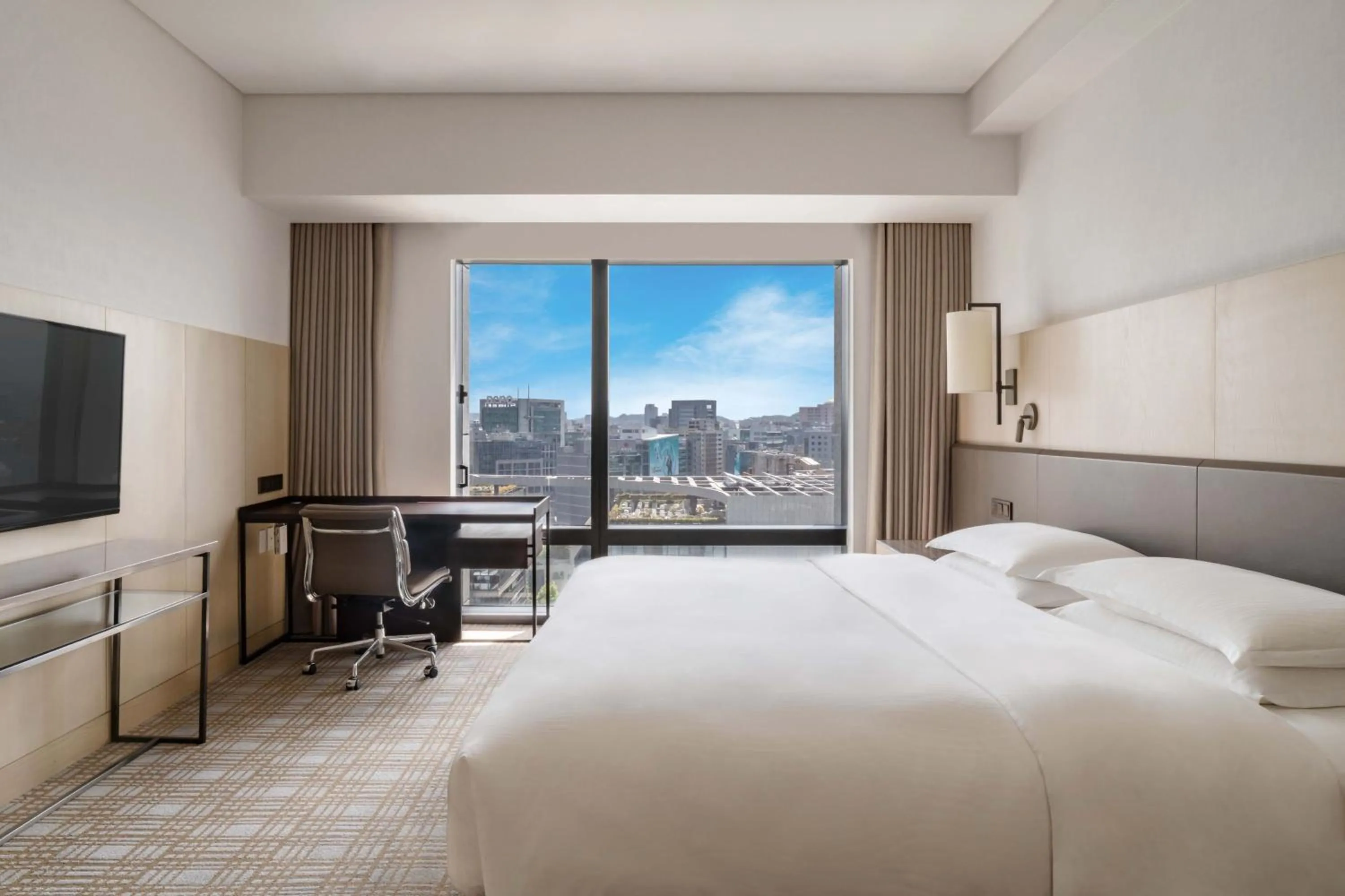 Lounge or bar, Bed in Taipei Marriott Hotel