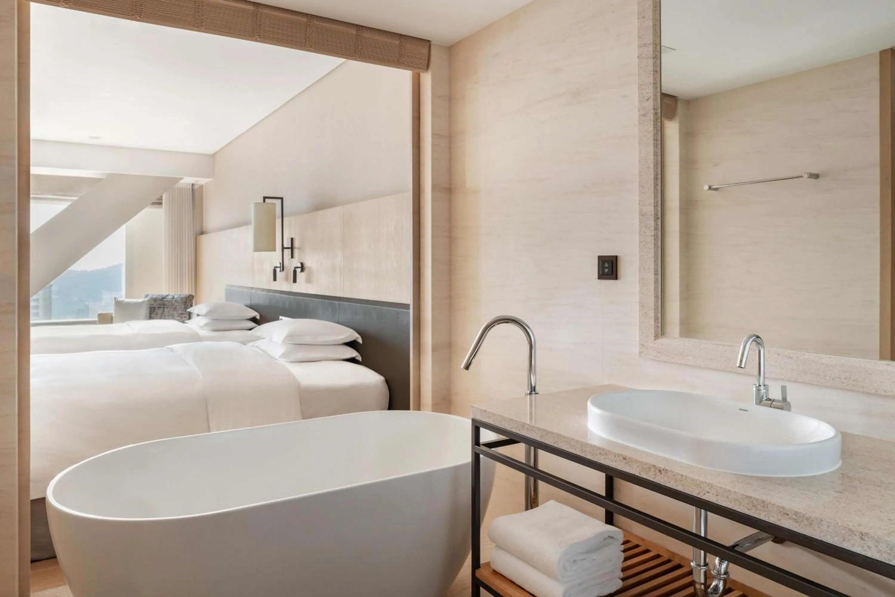 Lounge or bar, Bed in Taipei Marriott Hotel