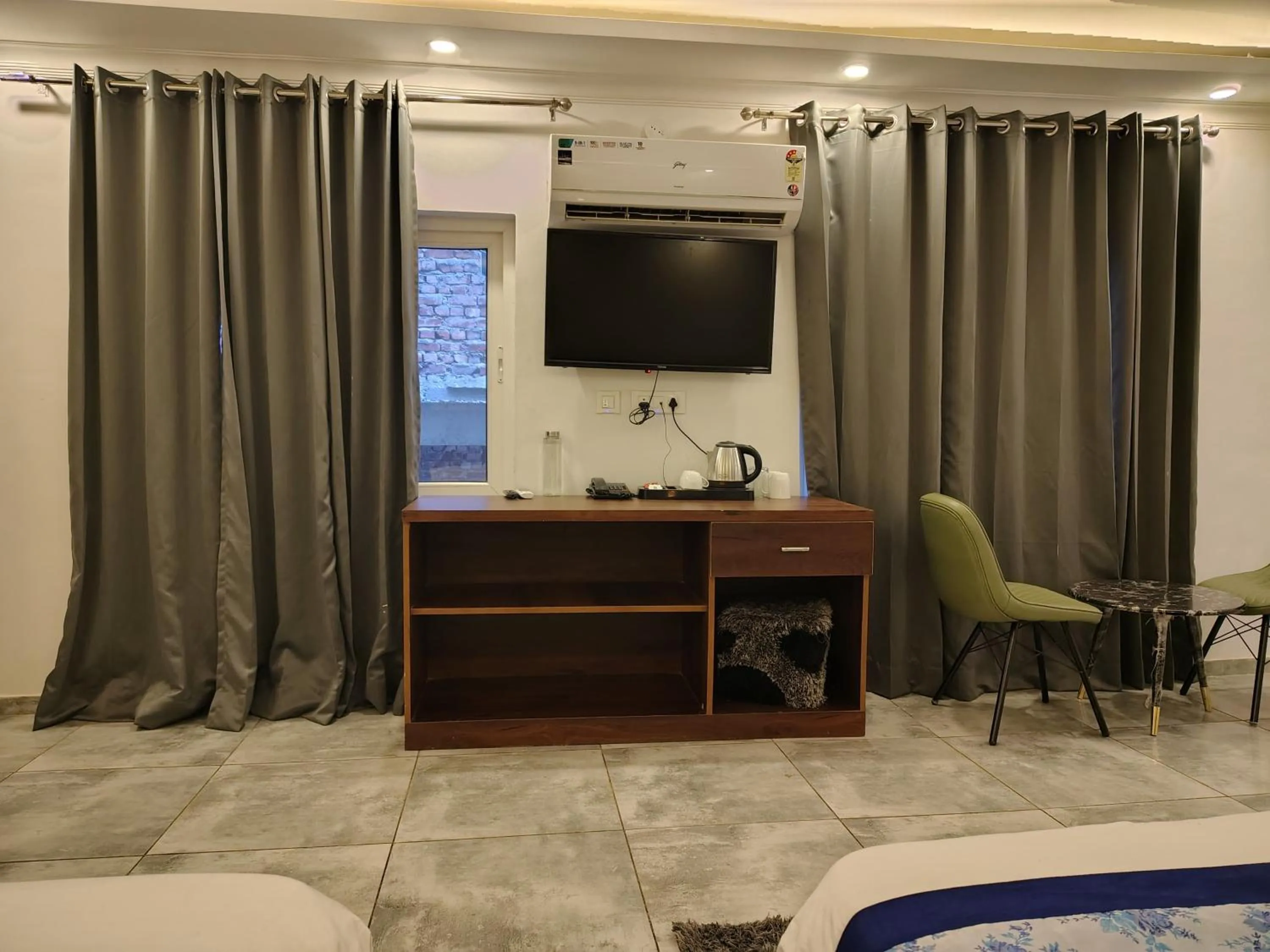 TV and multimedia in Hotel Tapovan Hills