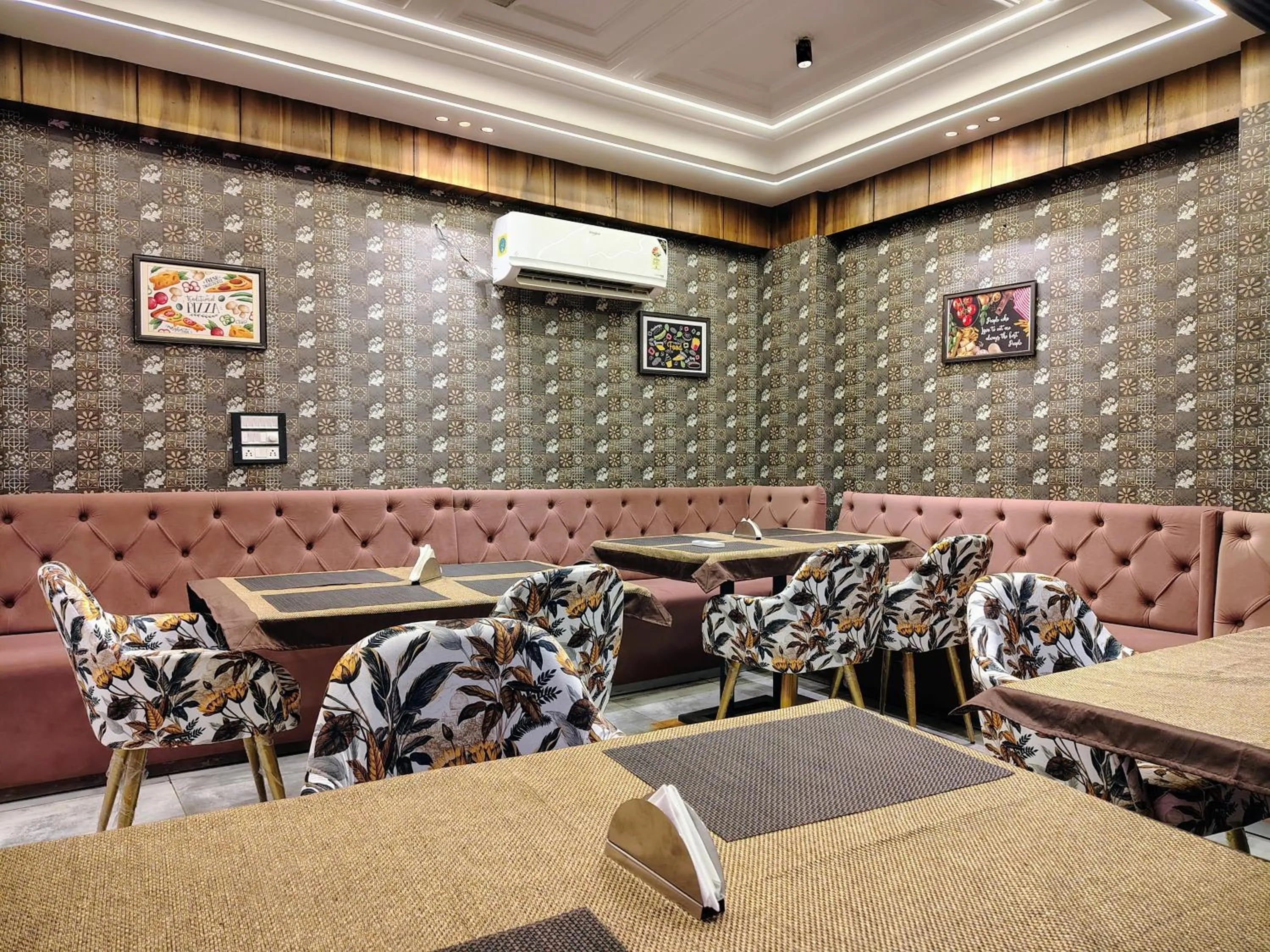 Restaurant/places to eat in Hotel Tapovan Hills