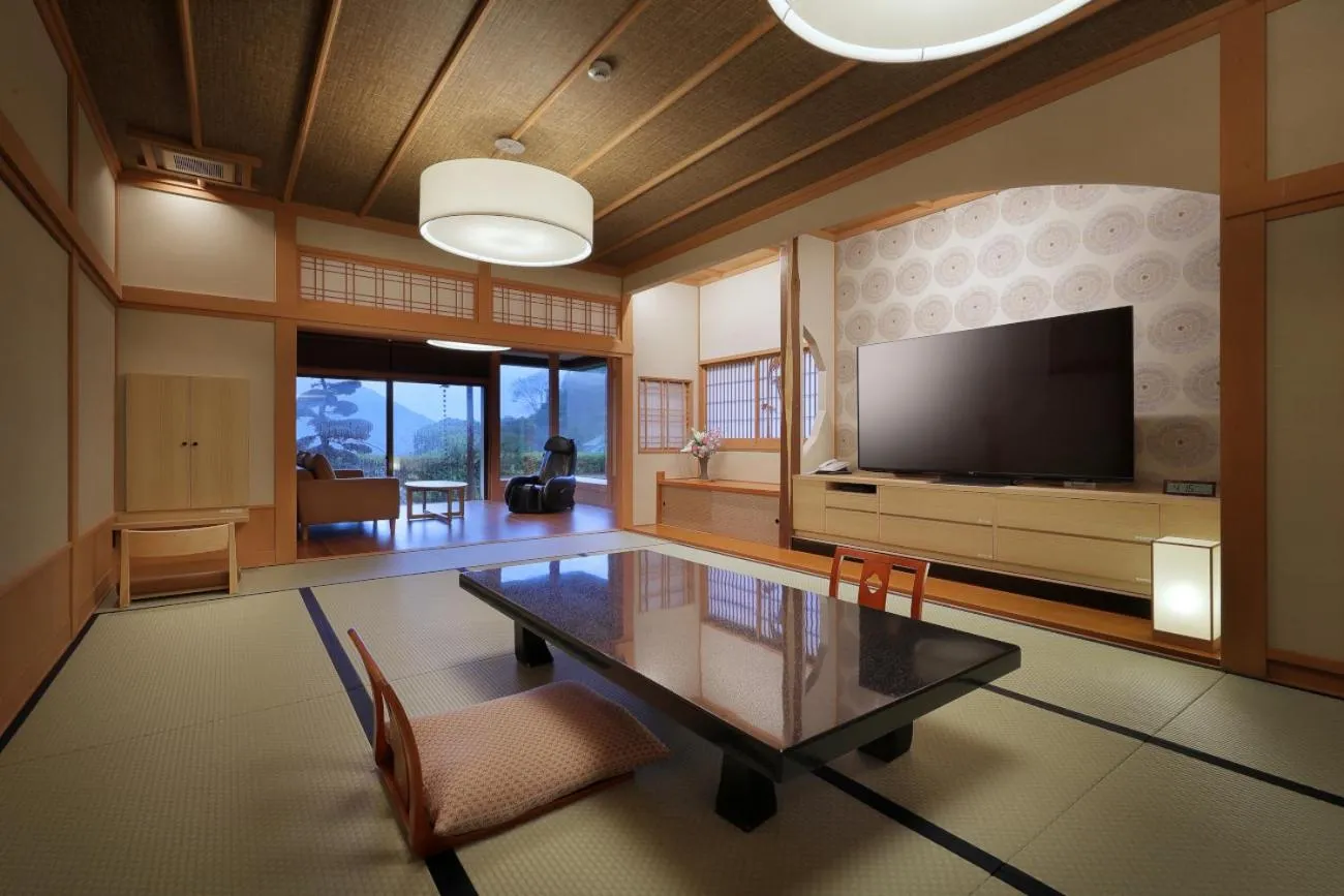 Photo of the whole room in Ryokusuitei