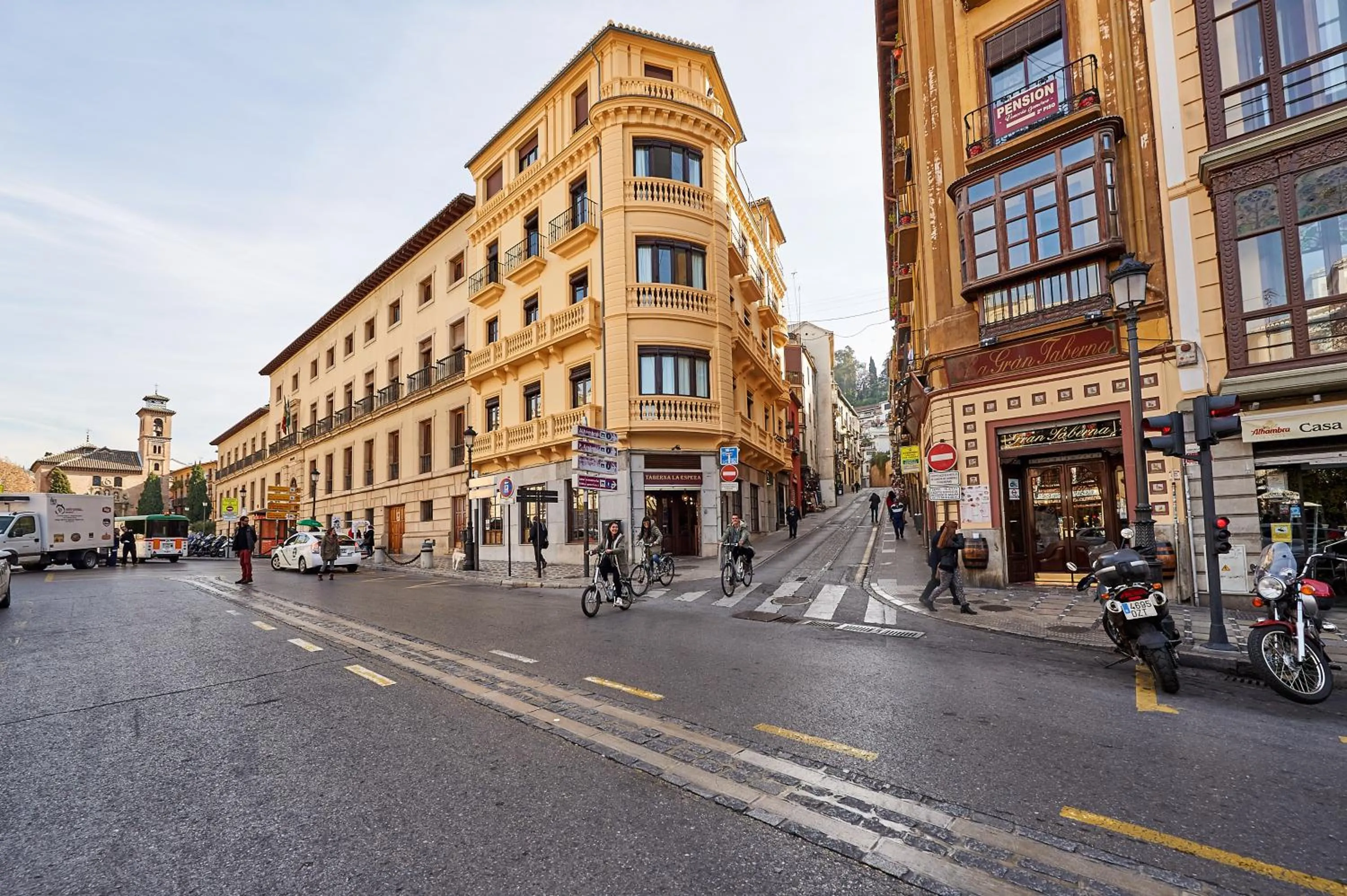 Facade/entrance in AMC Granada Hostal