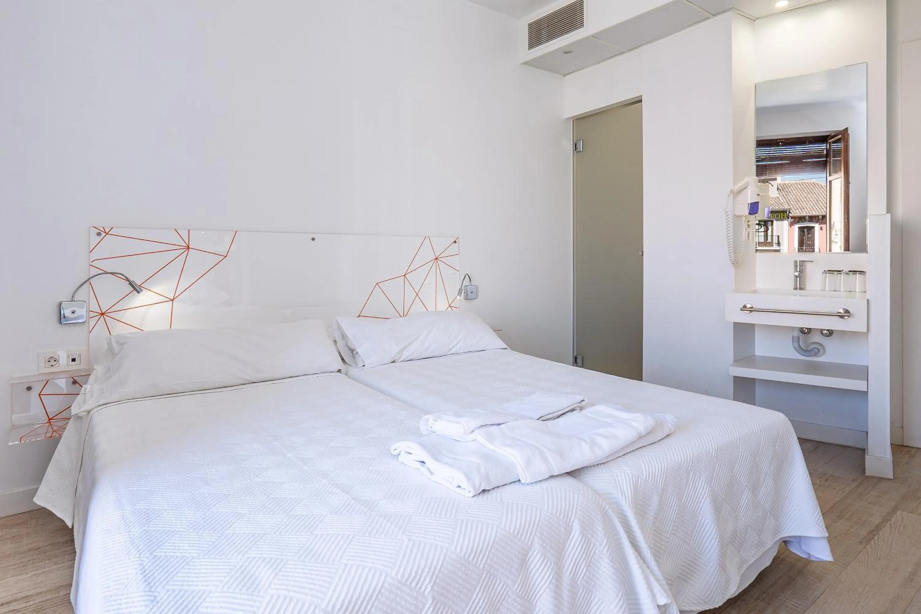 Bed in AMC Granada Hostal