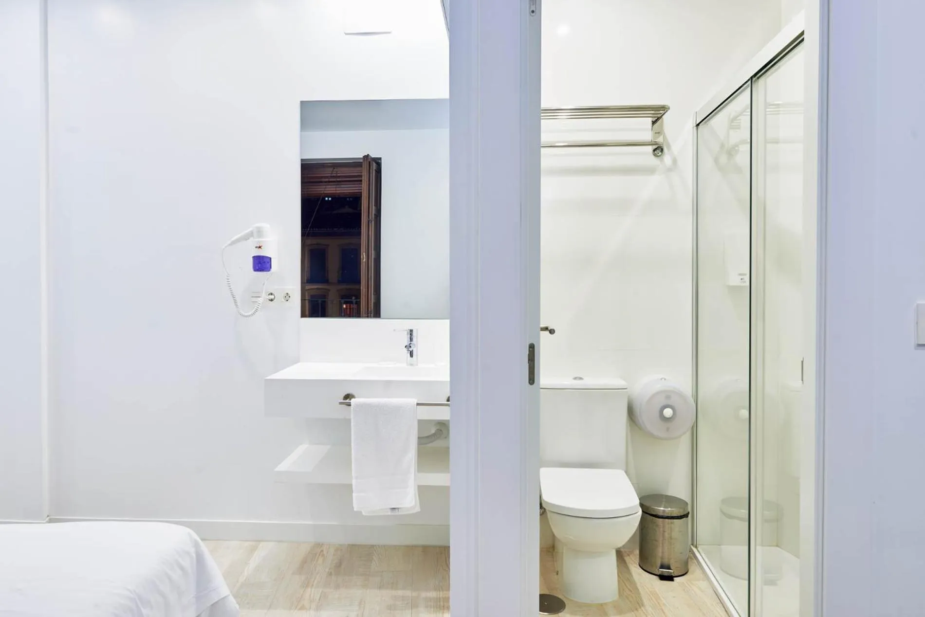 Bathroom in AMC Granada Hostal