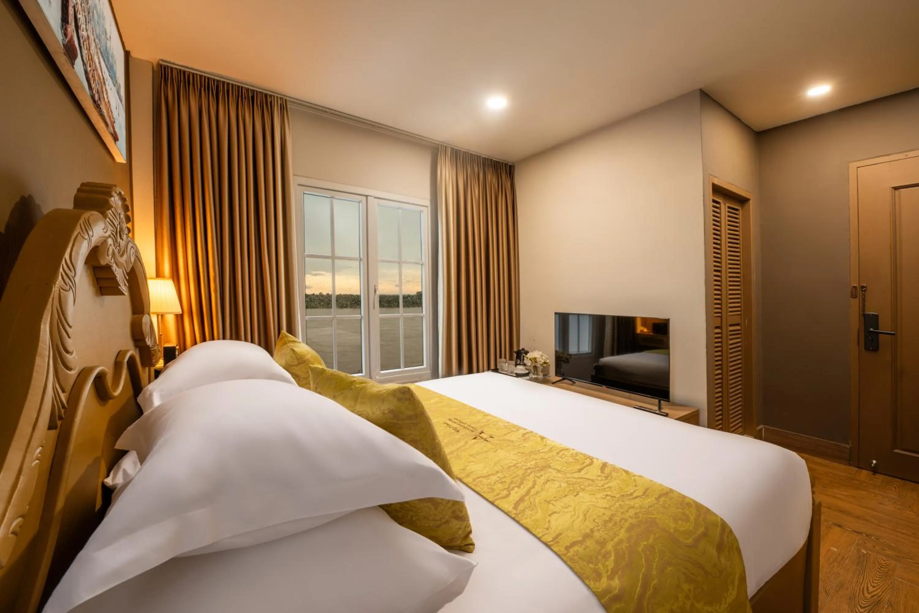 Guests, Bed in Ali Grand Hotel